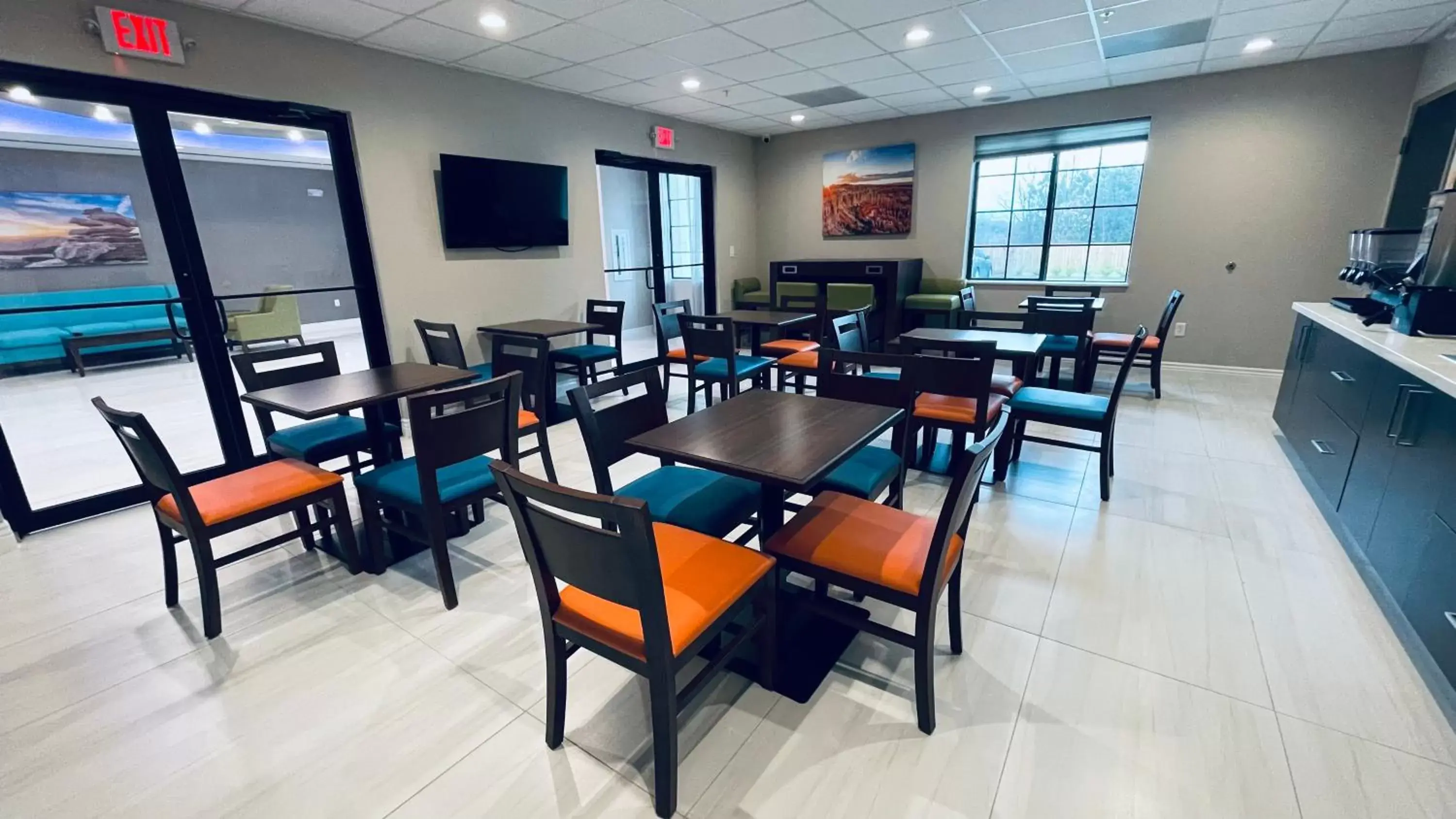 Breakfast, Restaurant/Places to Eat in Days Inn & Suites by Wyndham Greater Tomball