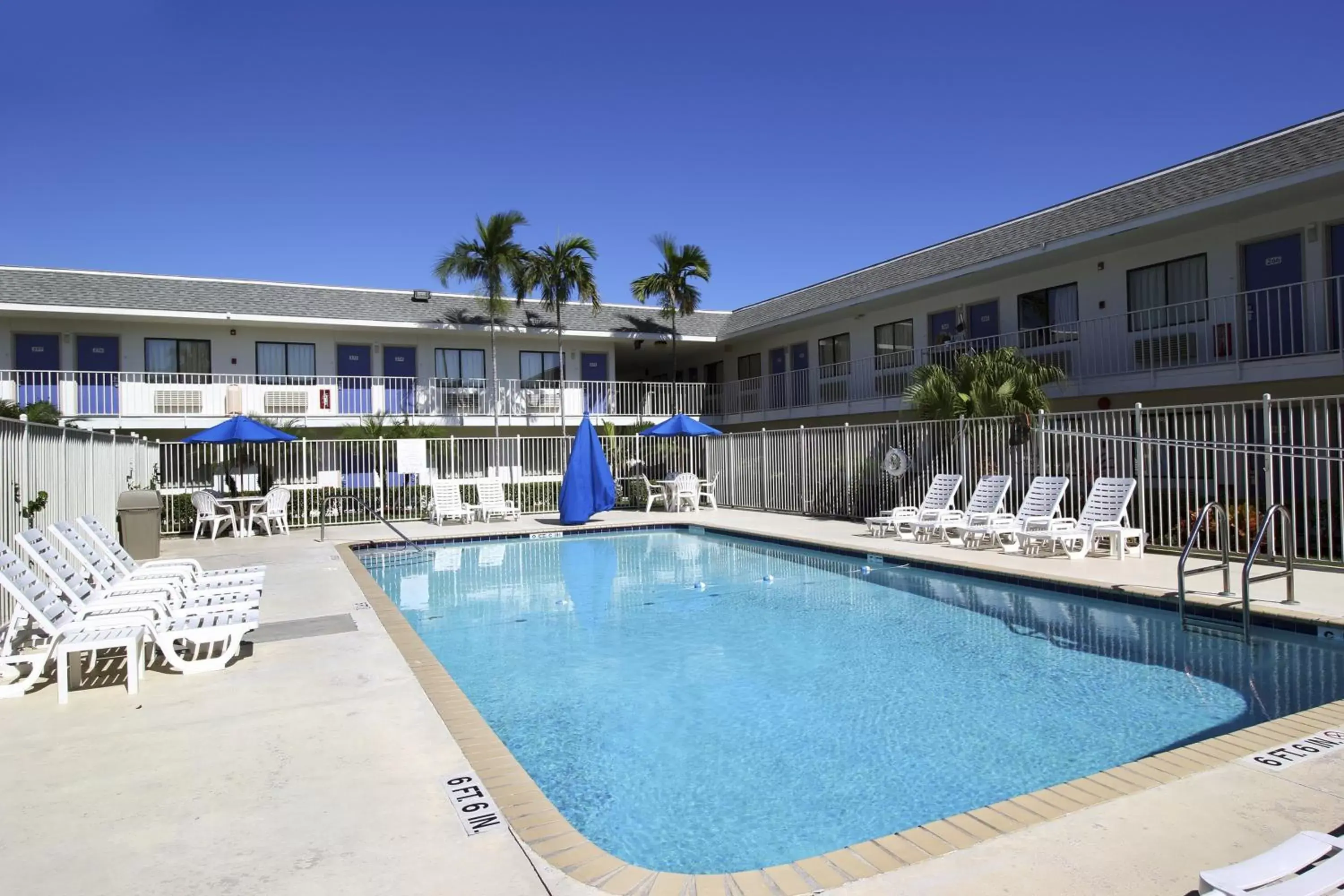 Swimming pool, Property Building in Motel 6-Lantana, FL