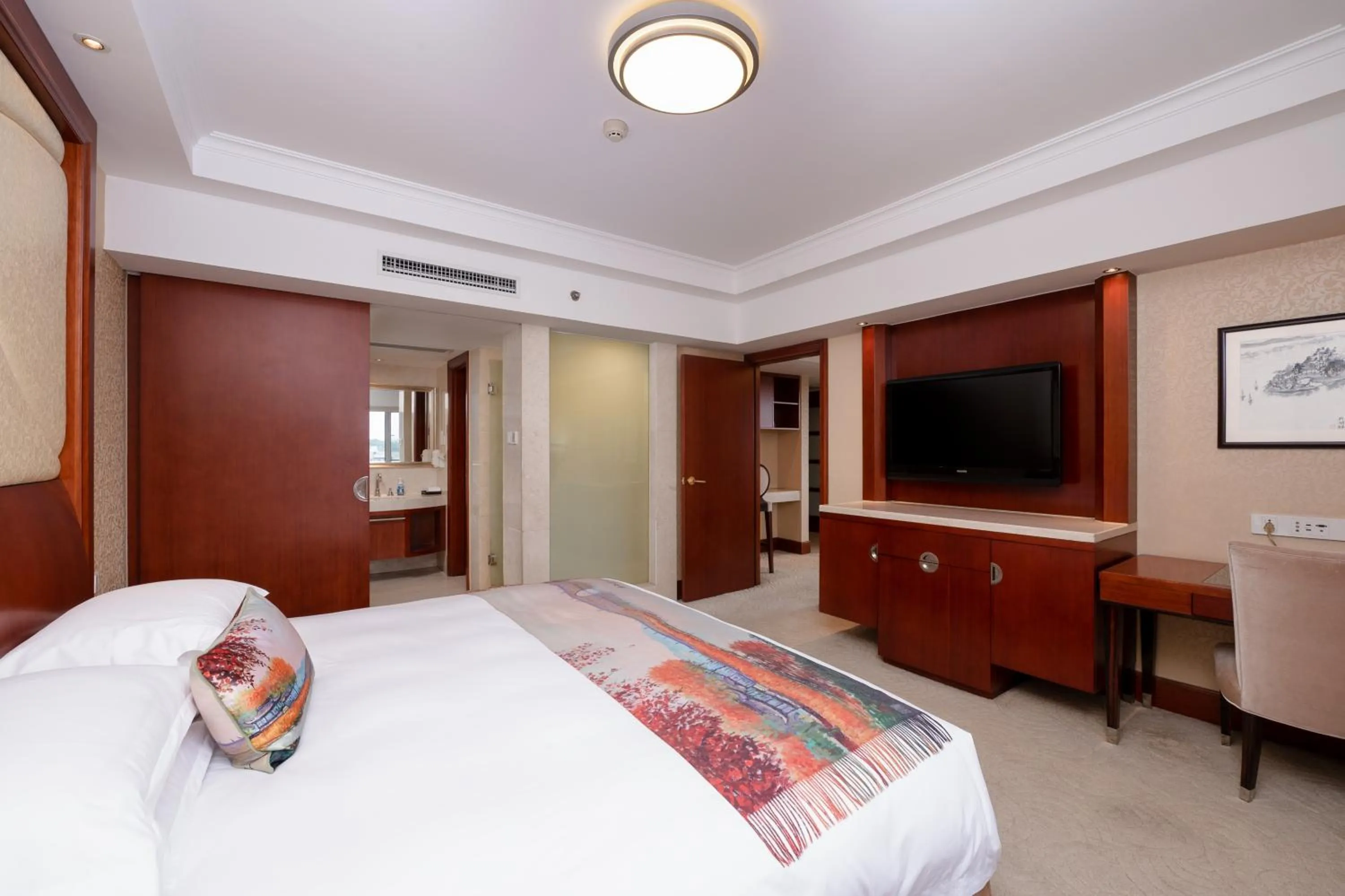 Bed in Hangzhou Xinqiao Hotel