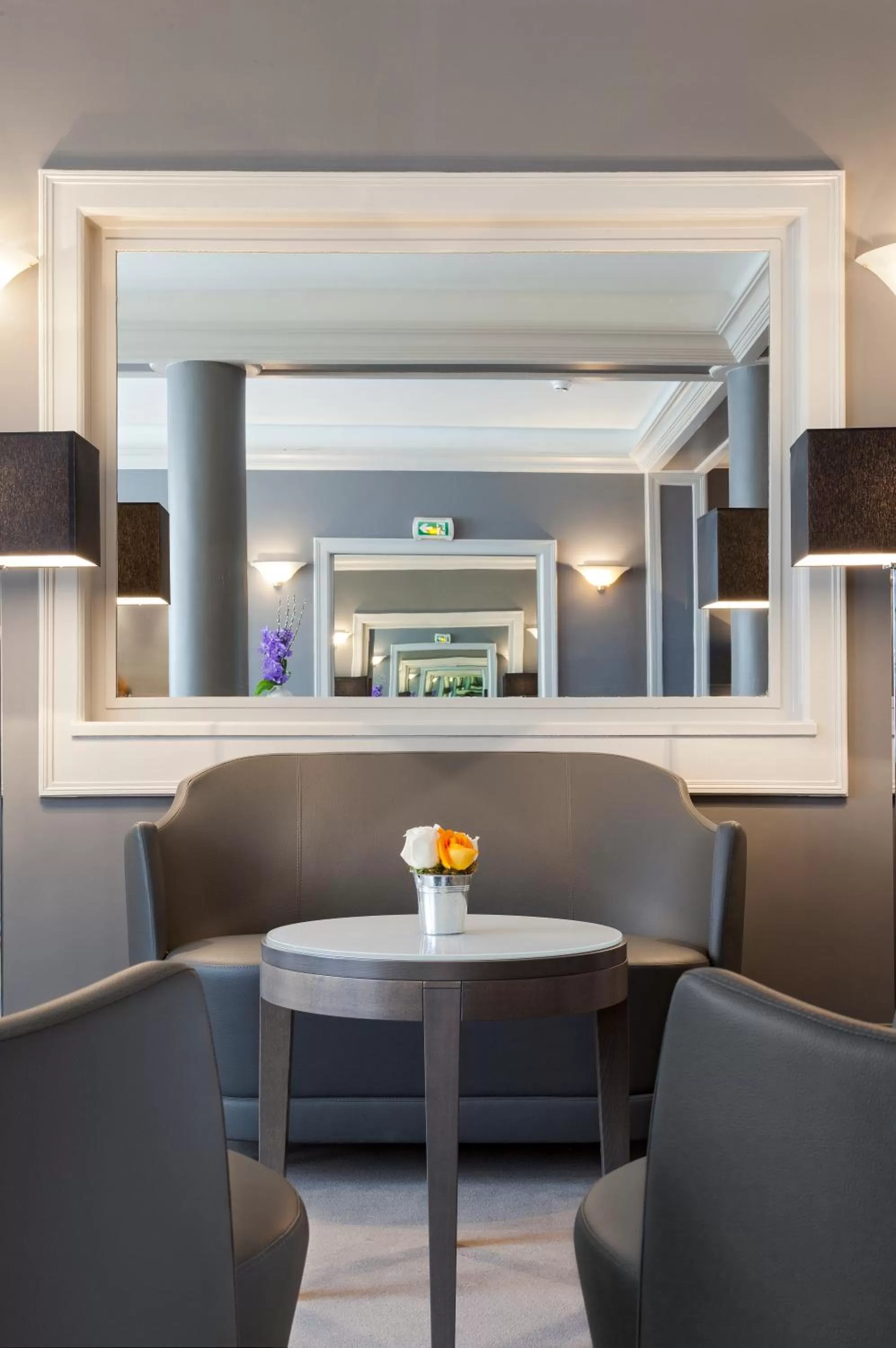 Lobby or reception in Timhotel Opéra Blanche Fontaine