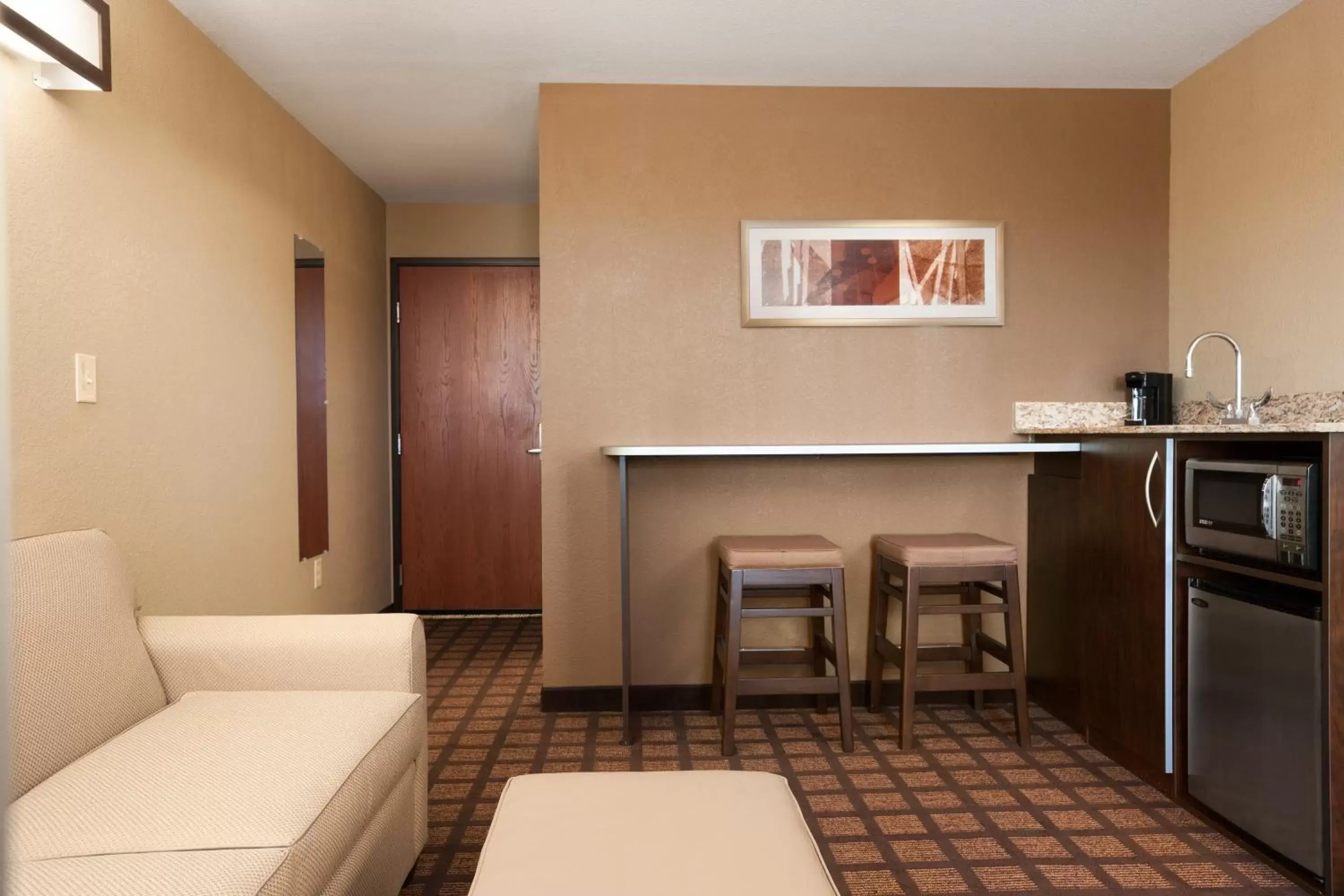 Living room, Kitchen/Kitchenette in Microtel Inn & Suites Kenedy