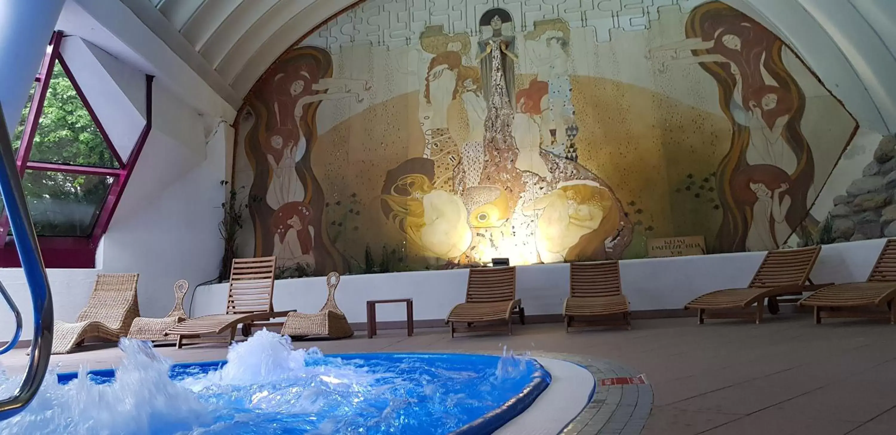 Hot Tub, Swimming Pool in Family Hotel Schloss Rosenegg