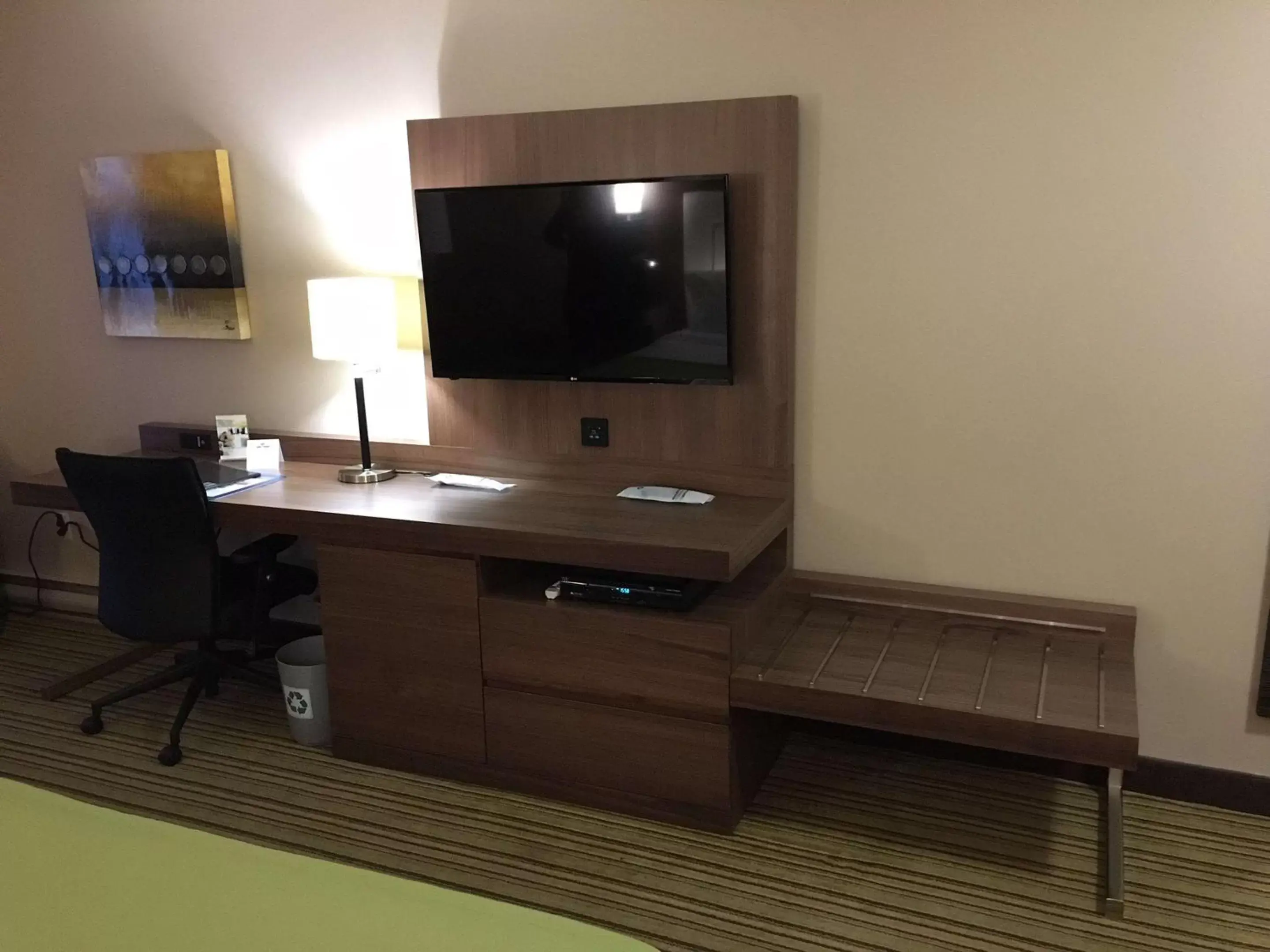 Photo of the whole room, TV/Entertainment Center in Best Western Plus Mont-Laurier