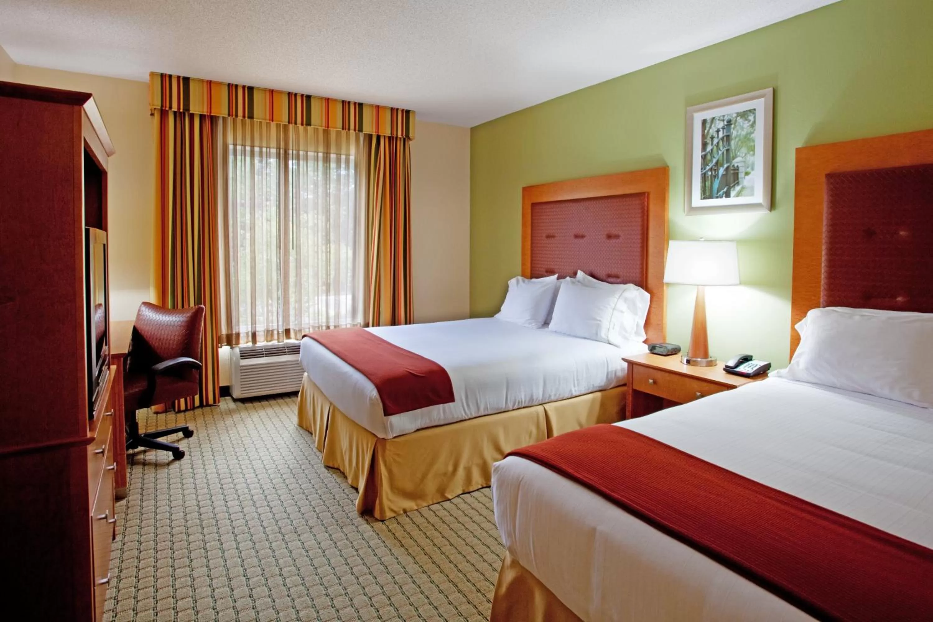 Photo of the whole room, Bed in Holiday Inn Express Hotel & Suites Charleston - North by IHG