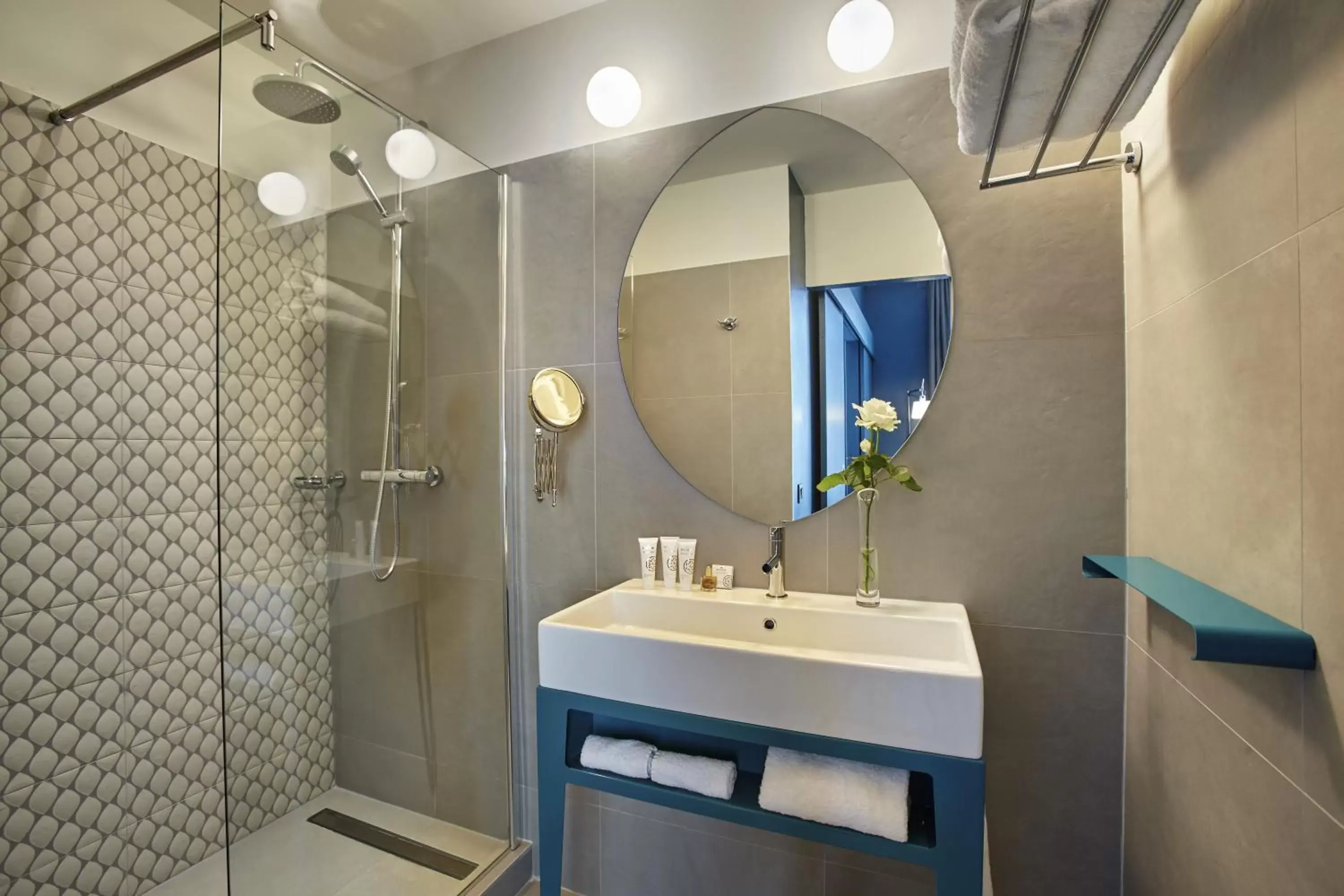 Shower, Bathroom in Grand Hôtel du Midi Montpellier - Opéra Comédie