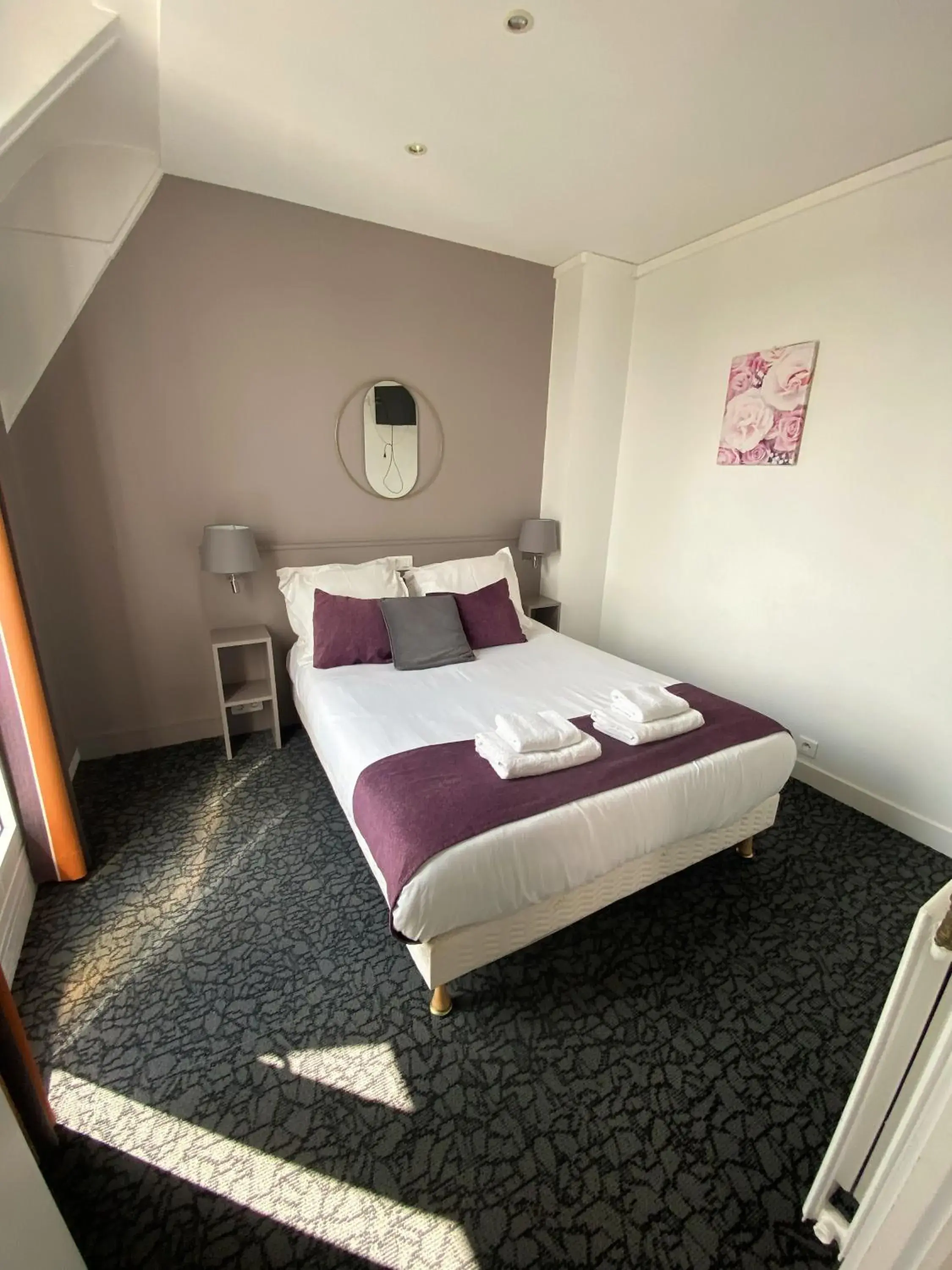 Bed in Hotel Du Parc Montsouris
