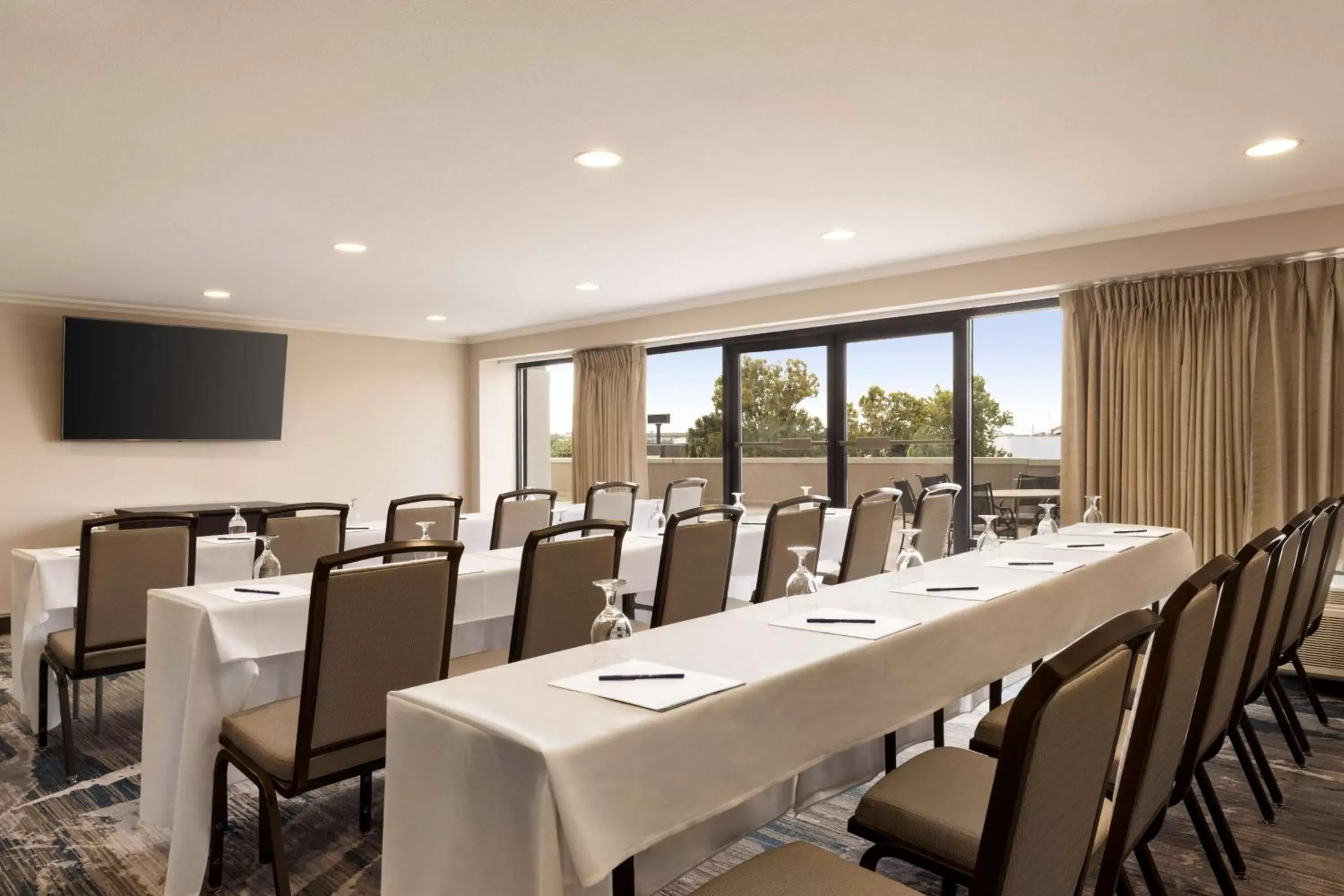 Meeting/conference room in DoubleTree by Hilton New Orleans Airport