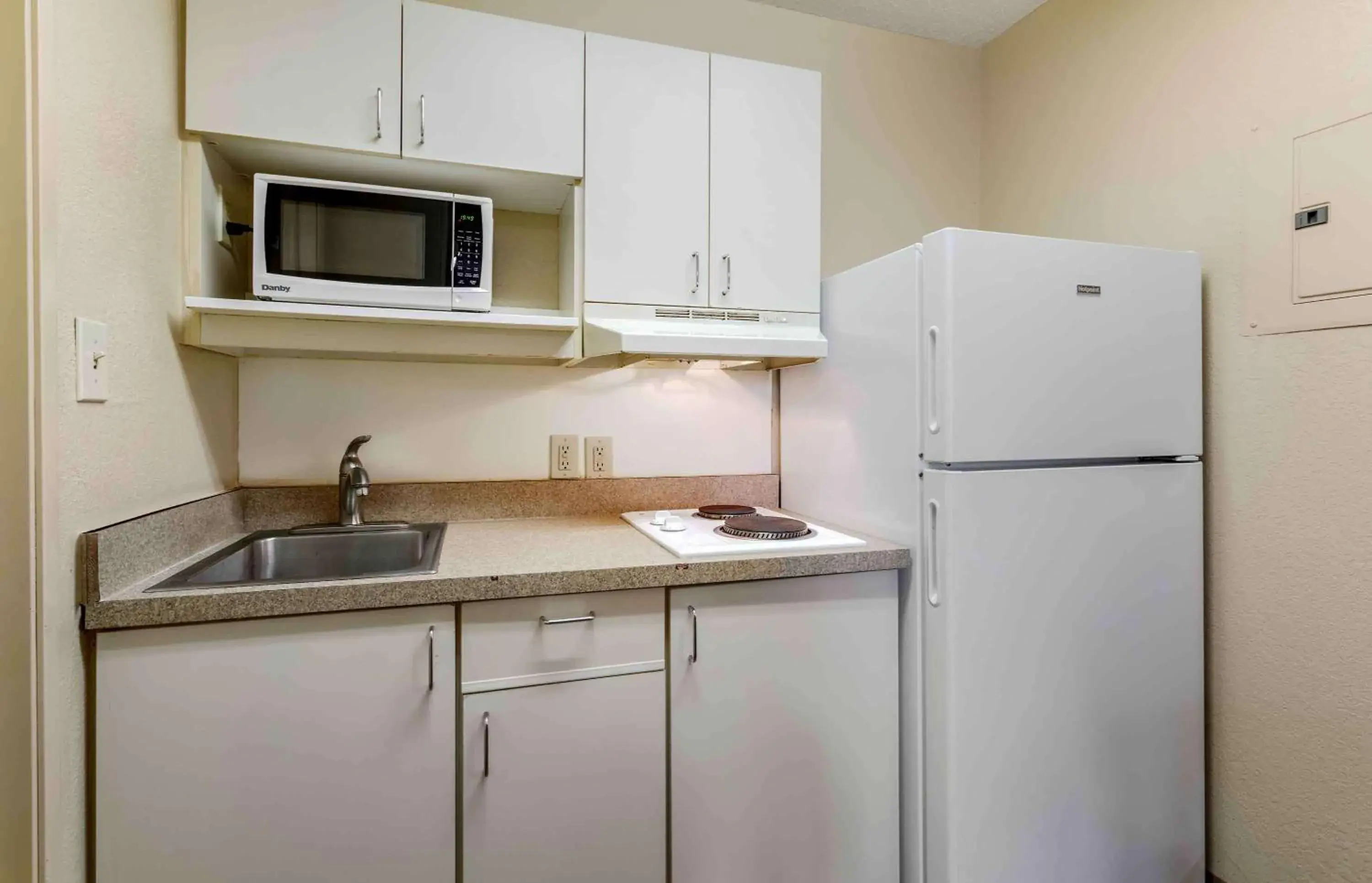 Bedroom, Kitchen/Kitchenette in Extended Stay America Suites - Chattanooga - Airport