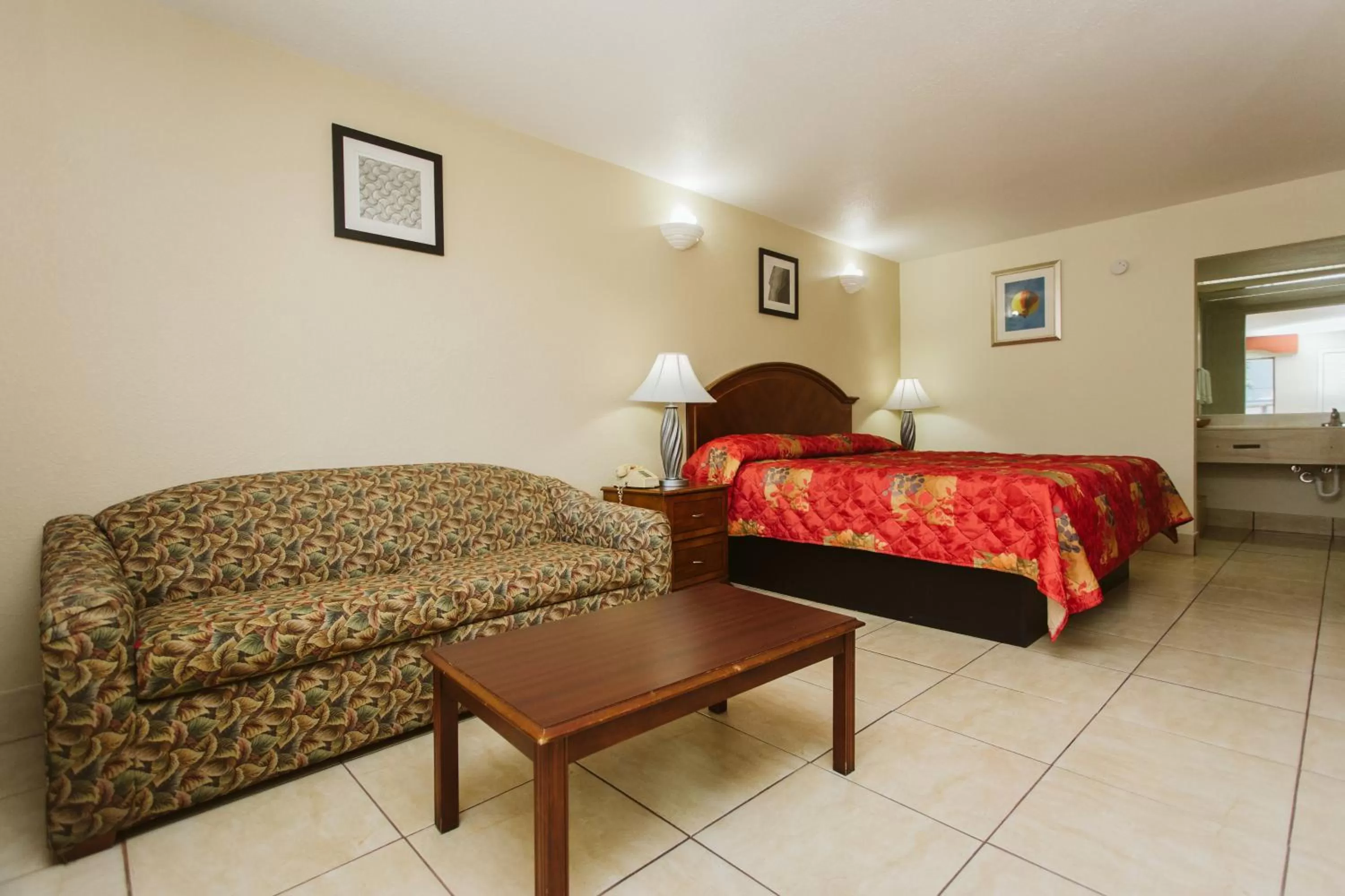 Seating area, Bed in Space City Inn