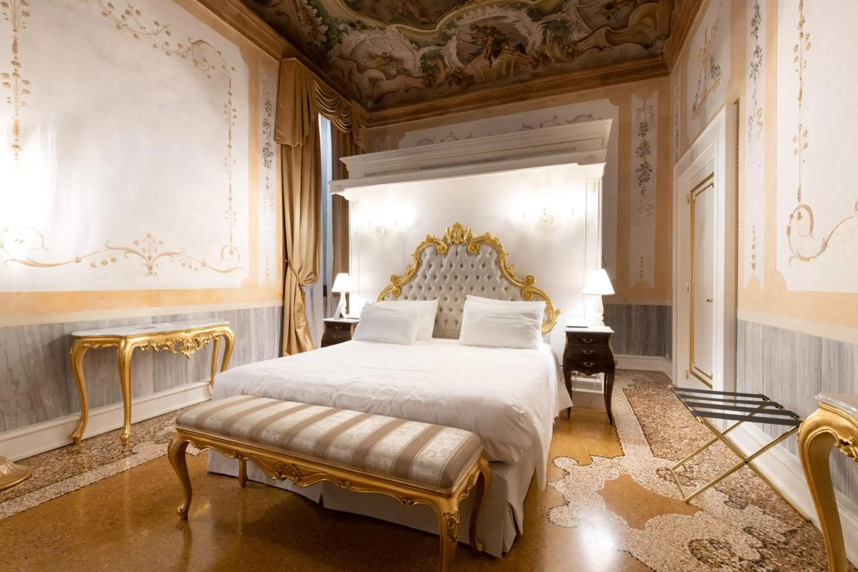 Bed in Ca' Bonfadini Historic Experience