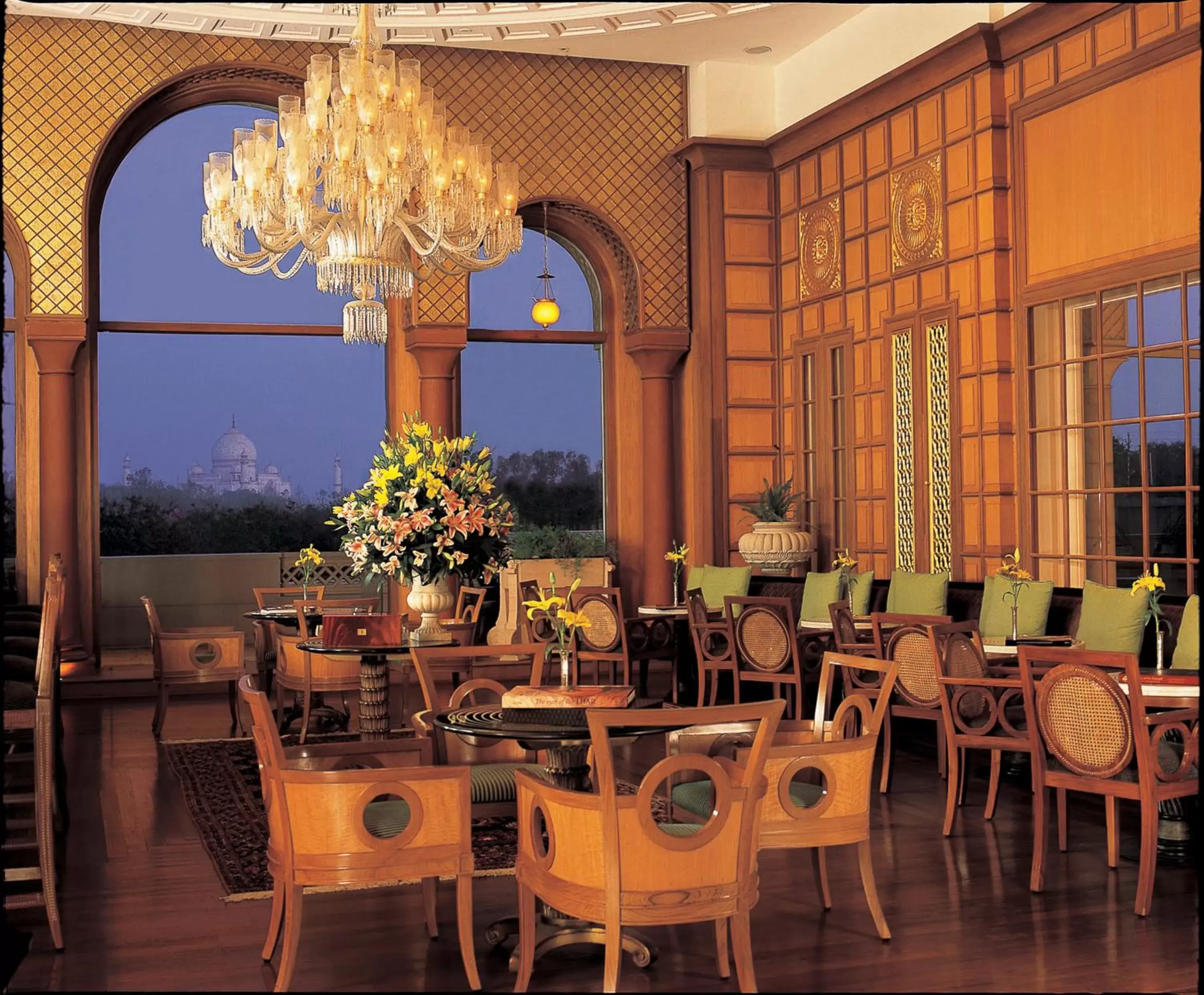 Lounge or bar, Restaurant/Places to Eat in The Oberoi Amarvilas Agra