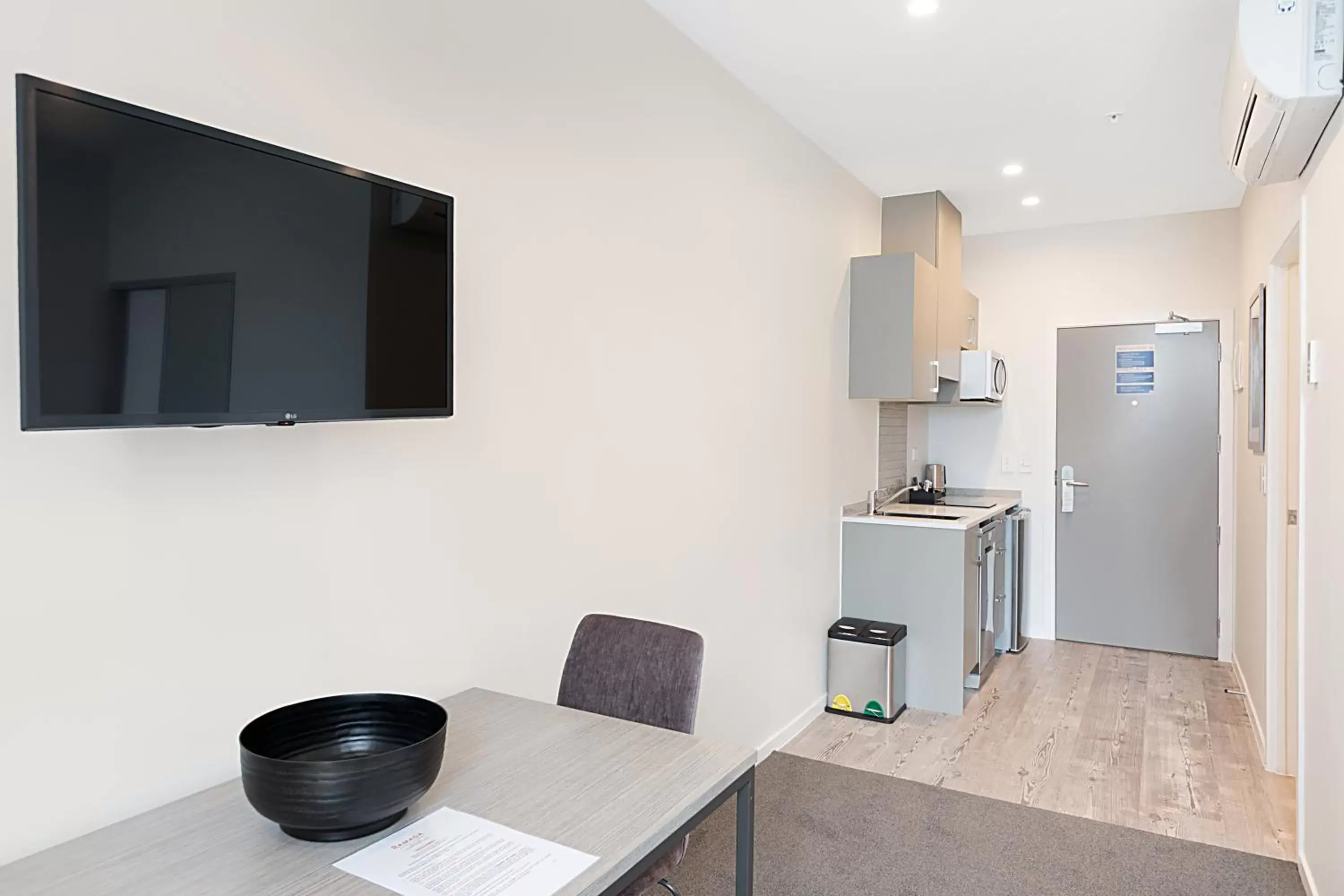 Kitchen or kitchenette, Kitchen/Kitchenette in Ramada Suites Victoria Street West