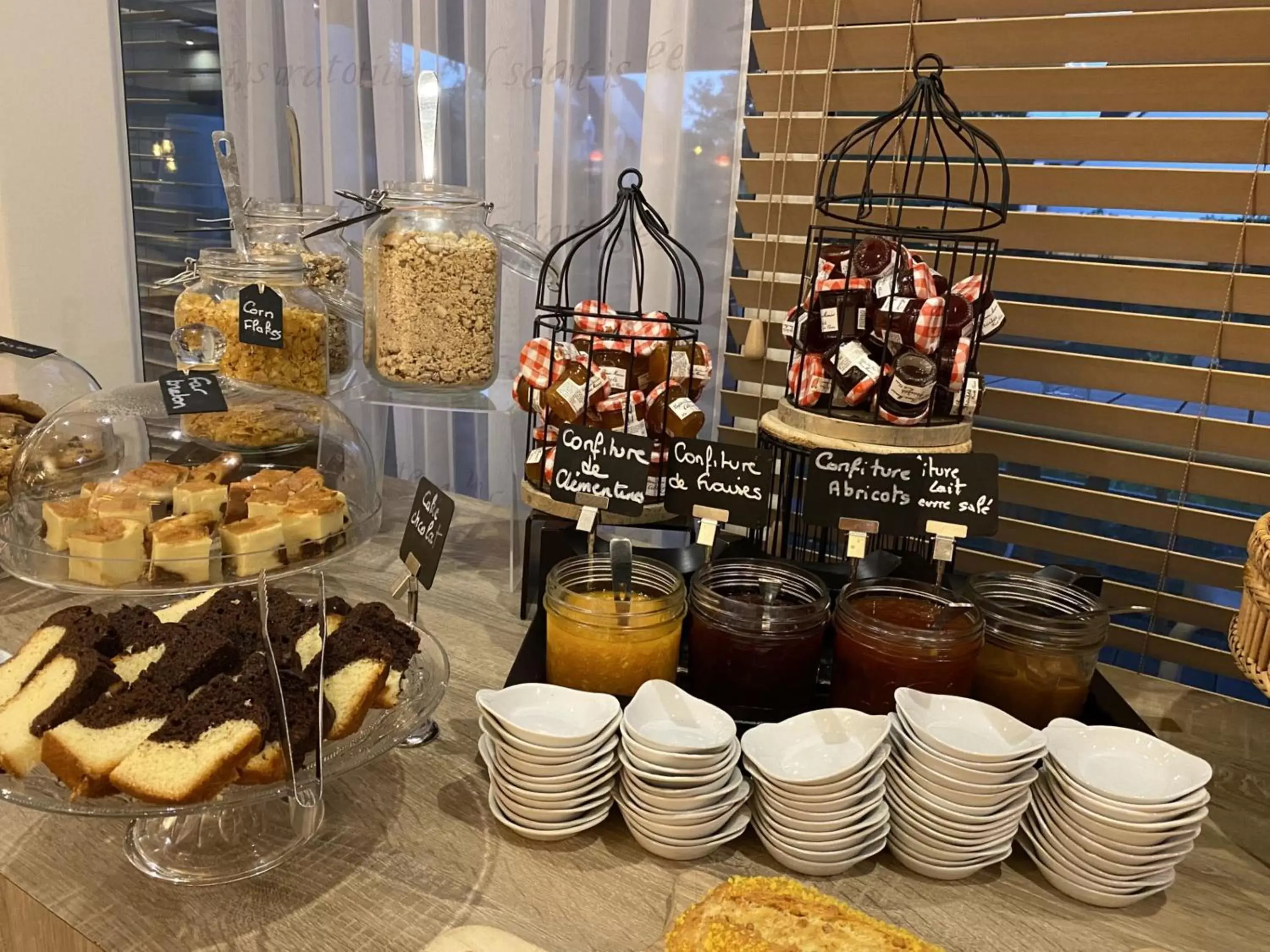 Breakfast, Food in Kyriad Prestige Vannes Centre-Palais des Arts