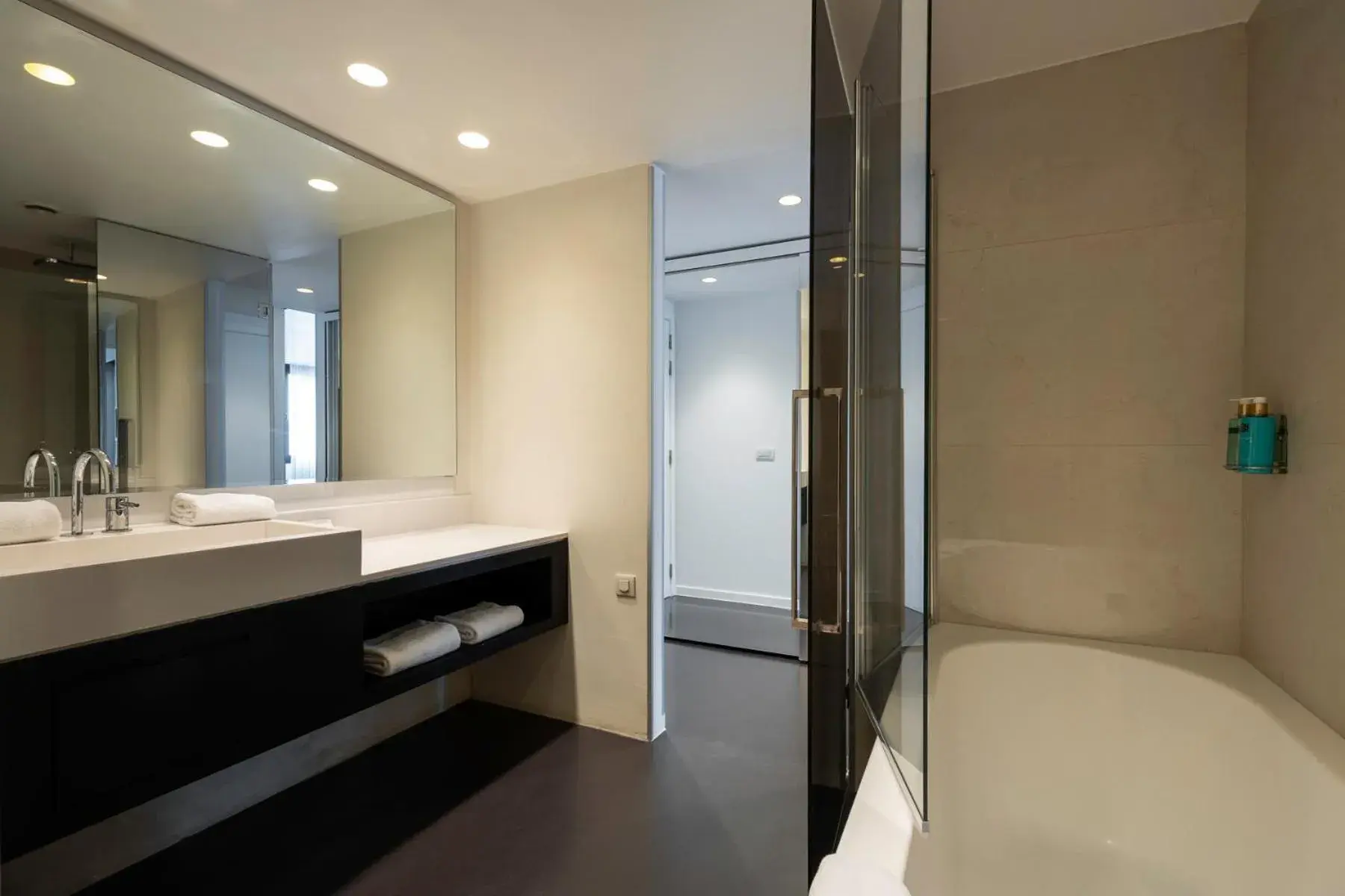 Bathroom in B-aparthotels Regent