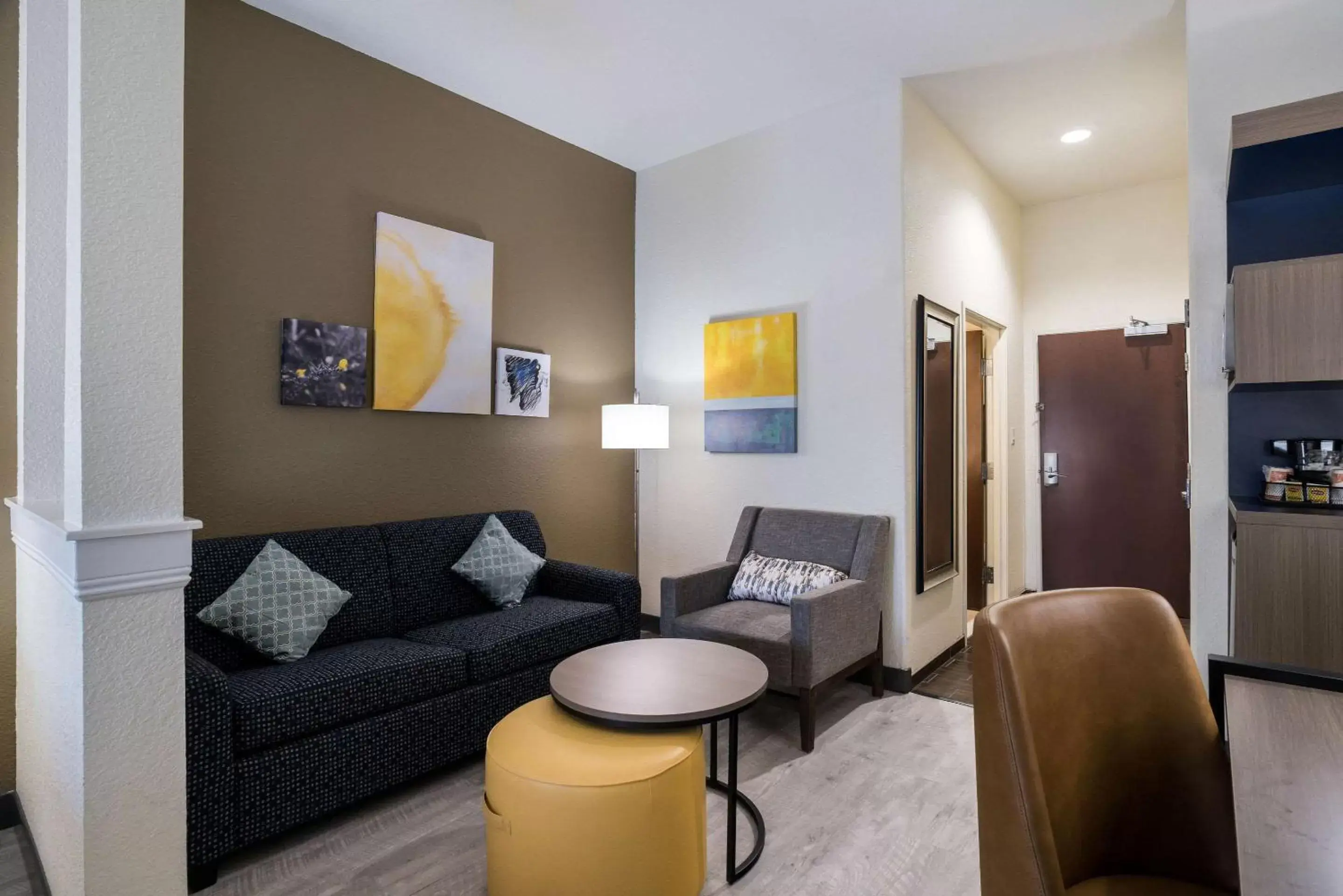 Bedroom, Seating Area in Comfort Inn & Suites Victoria North