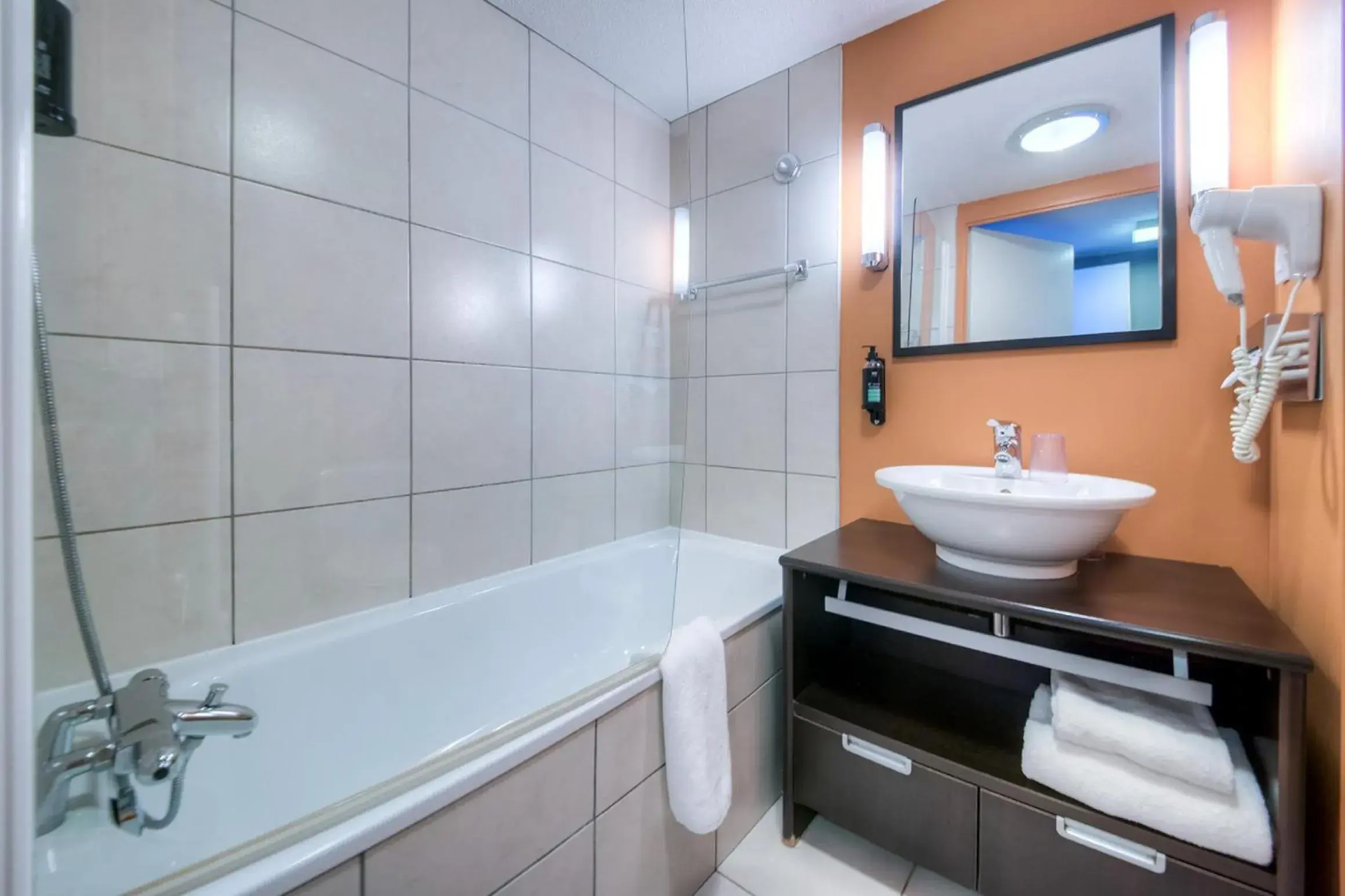 Shower, Bathroom in Zenitude Hôtel-Résidences Le Parc de l'Escale
