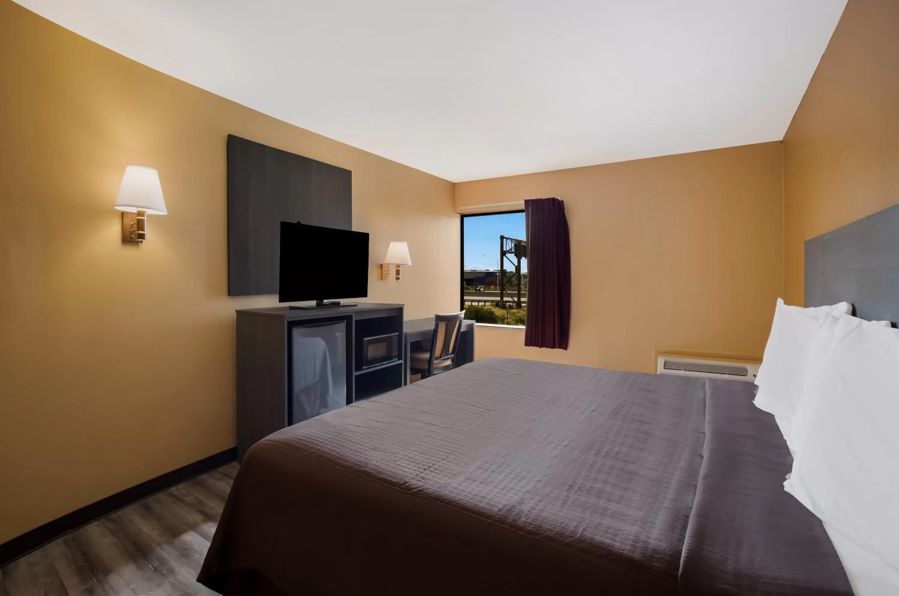 TV/Entertainment Center in Scottish Inn & Suites-Allentown