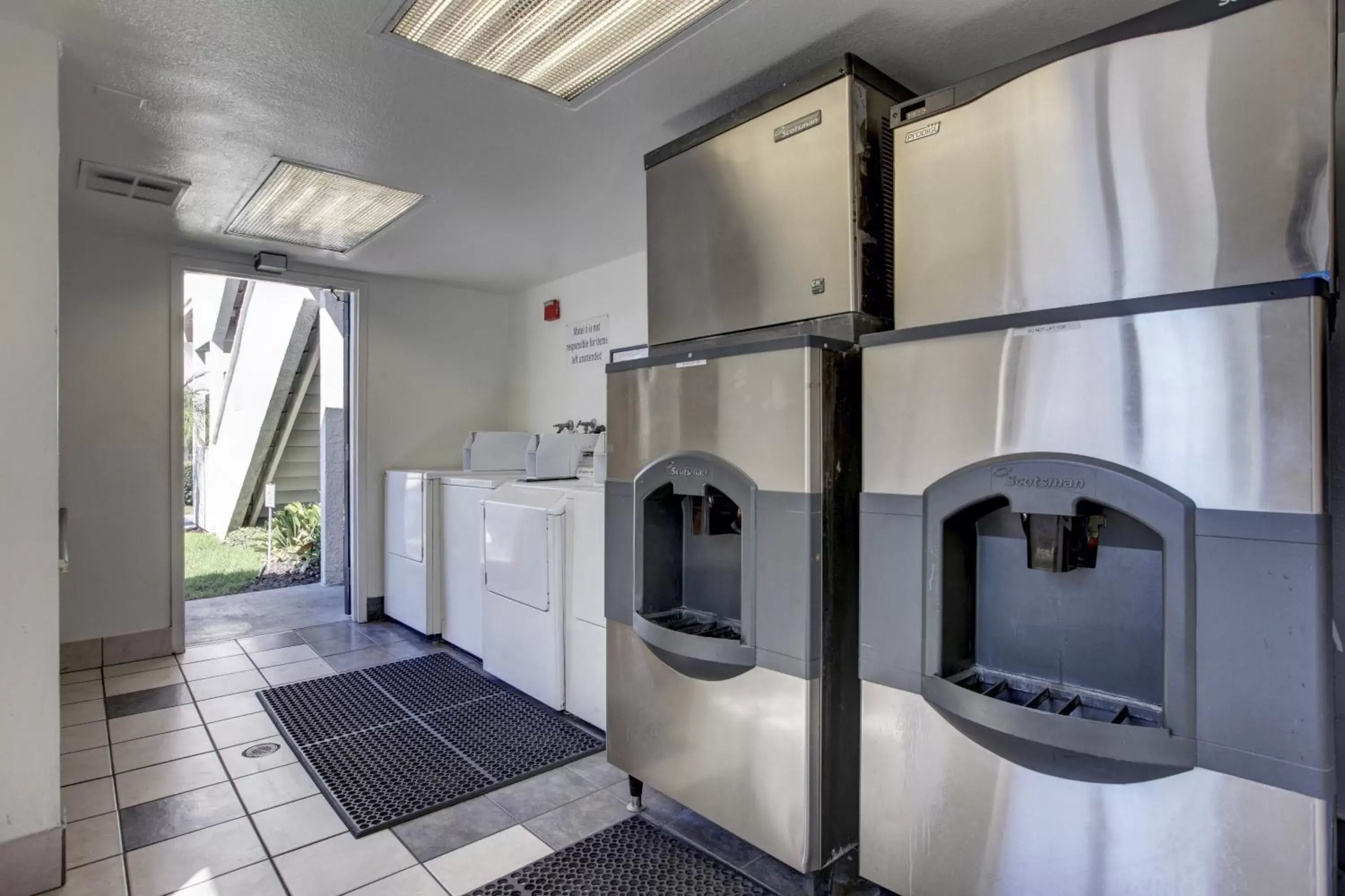 Other, BBQ Facilities in Motel 6-Bellflower, CA - Los Angeles
