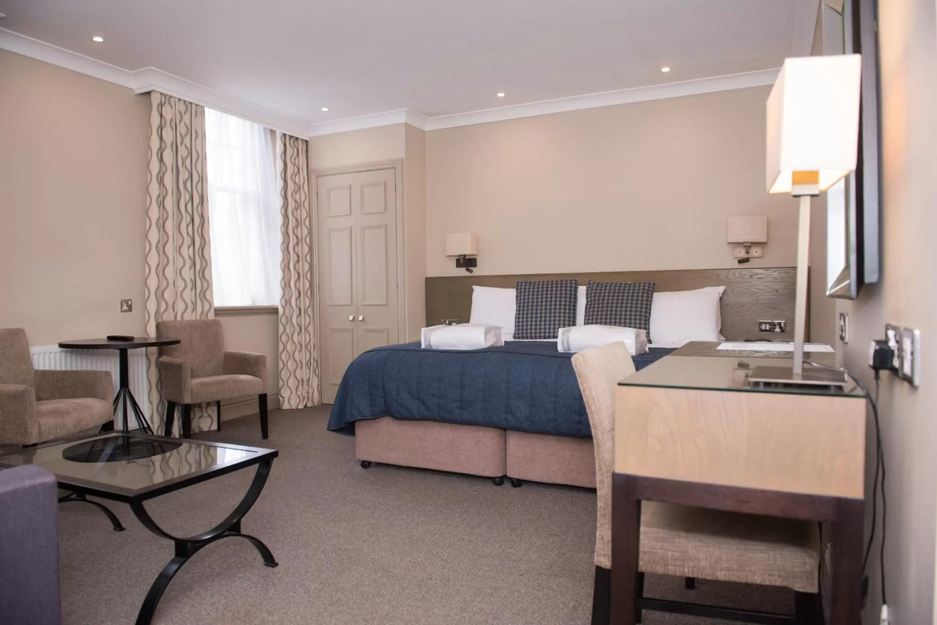 Bedroom, Bed in Crown & Mitre Hotel