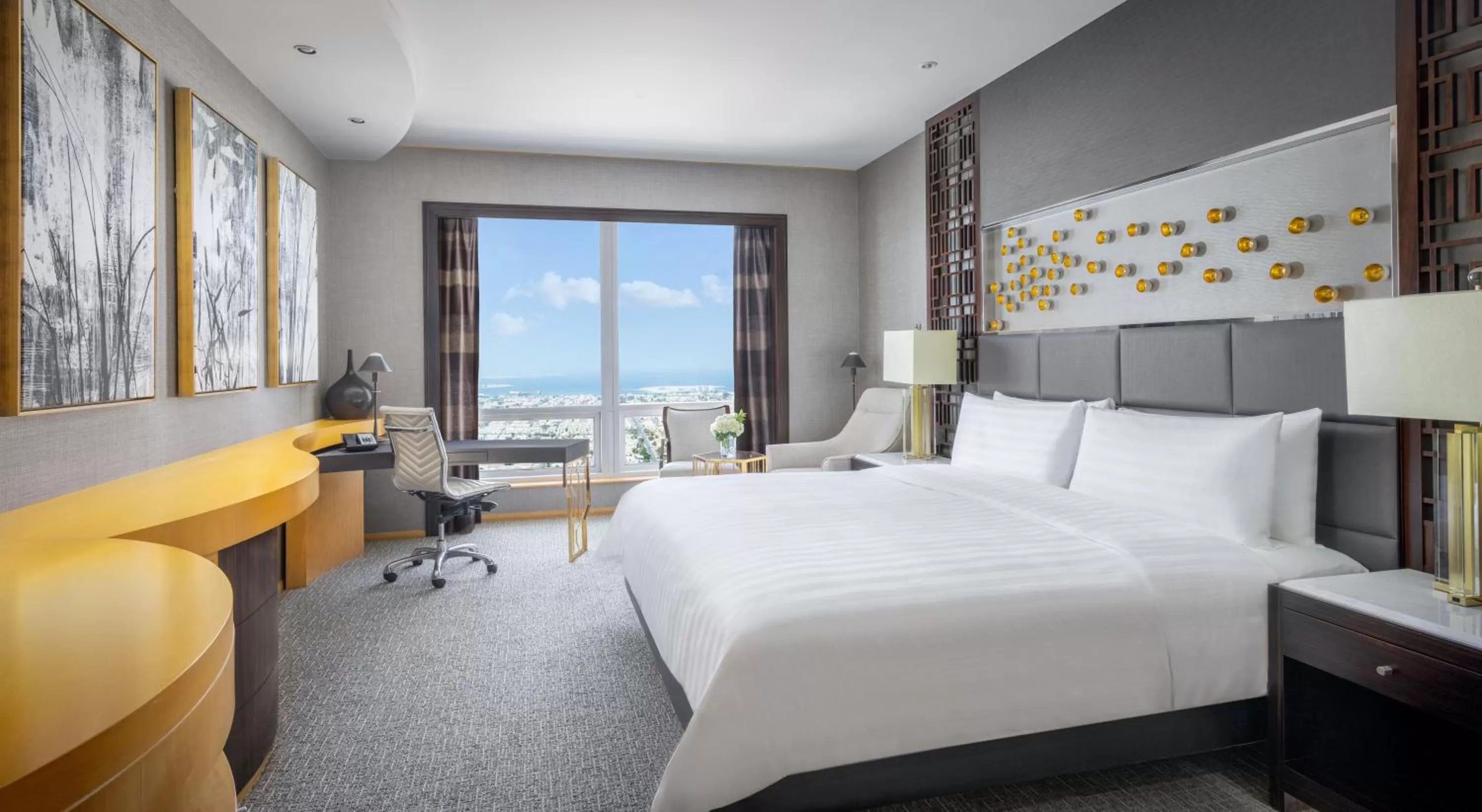 Bed in Shangri-La Dubai