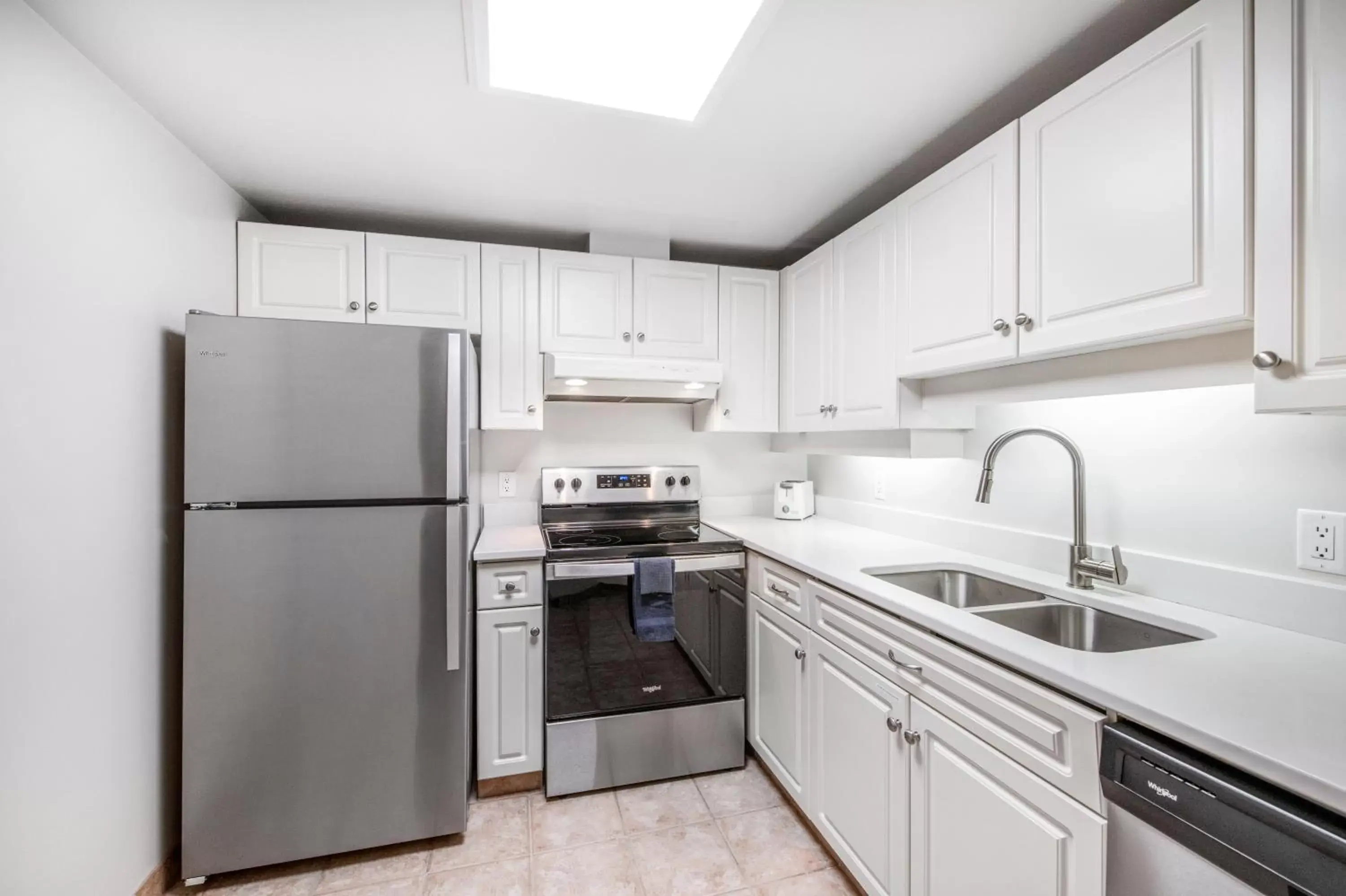 Kitchen or kitchenette, Kitchen/Kitchenette in Victoria Regent Waterfront Hotel & Suites