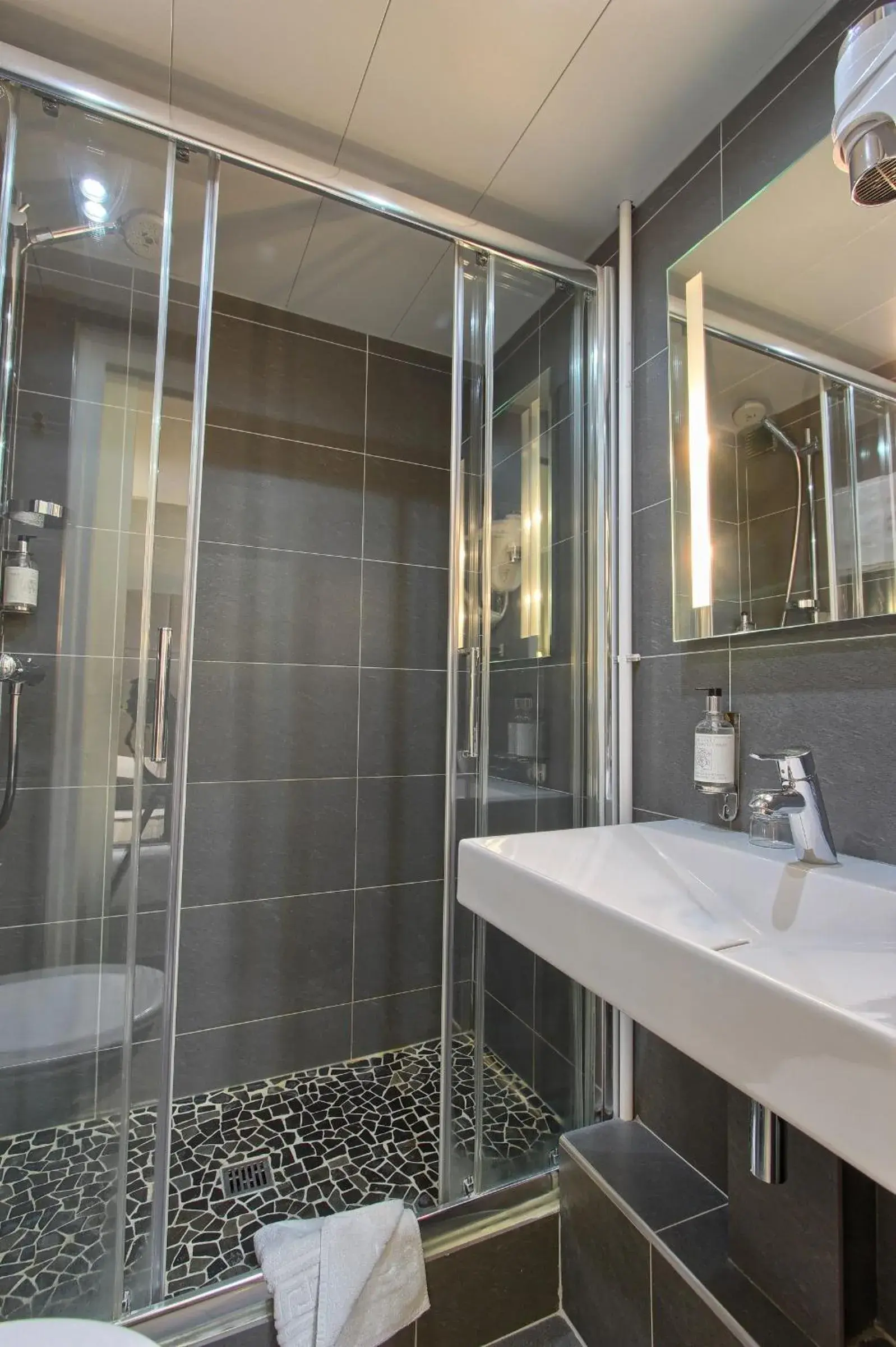 Shower, Bathroom in Villa Margaux Opéra Montmartre