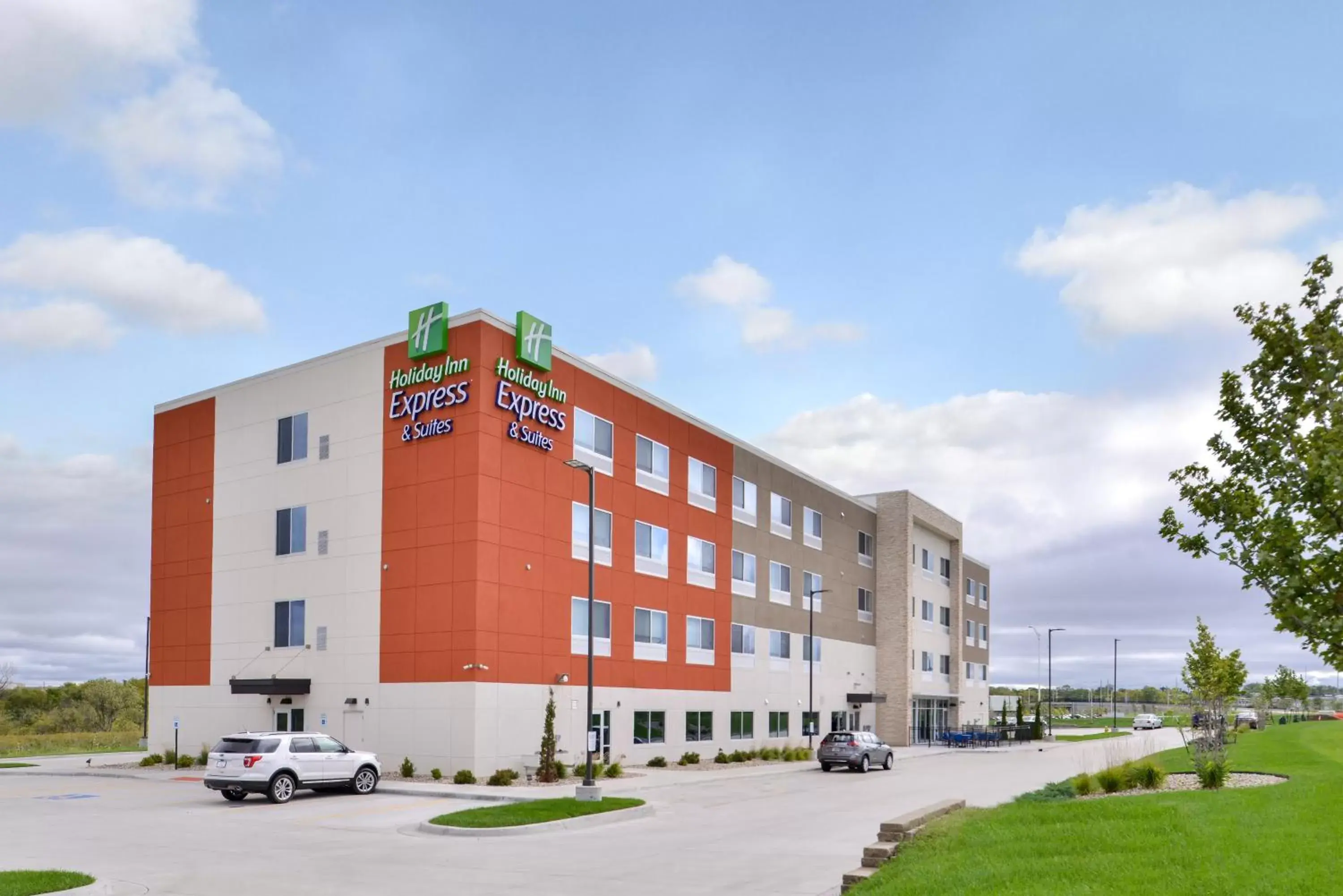 Property Building in Holiday Inn Express & Suites - Kansas City - Lee's Summit, an IHG Hotel