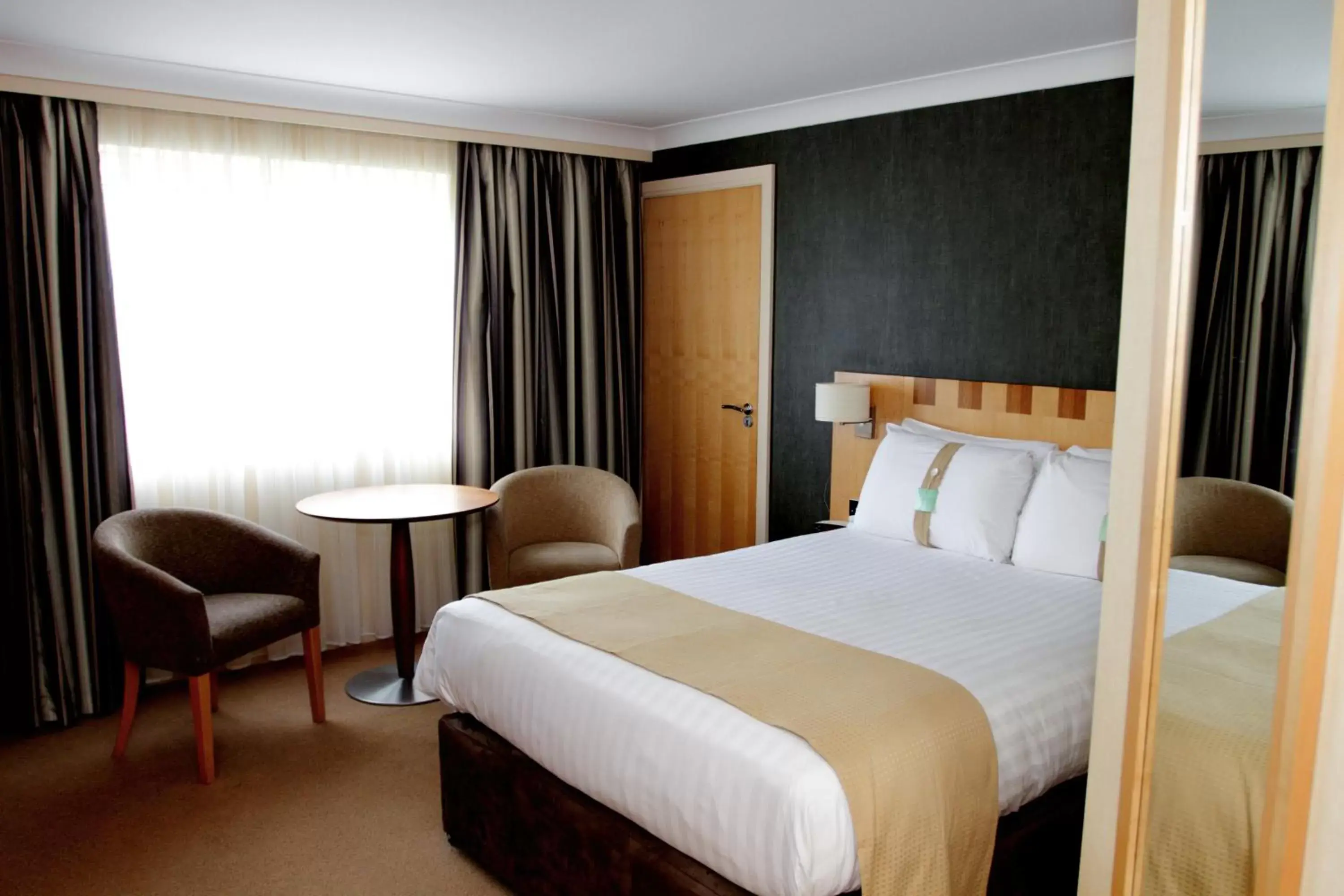 Photo of the whole room, Bed in Holiday Inn A55 Chester West, an IHG Hotel