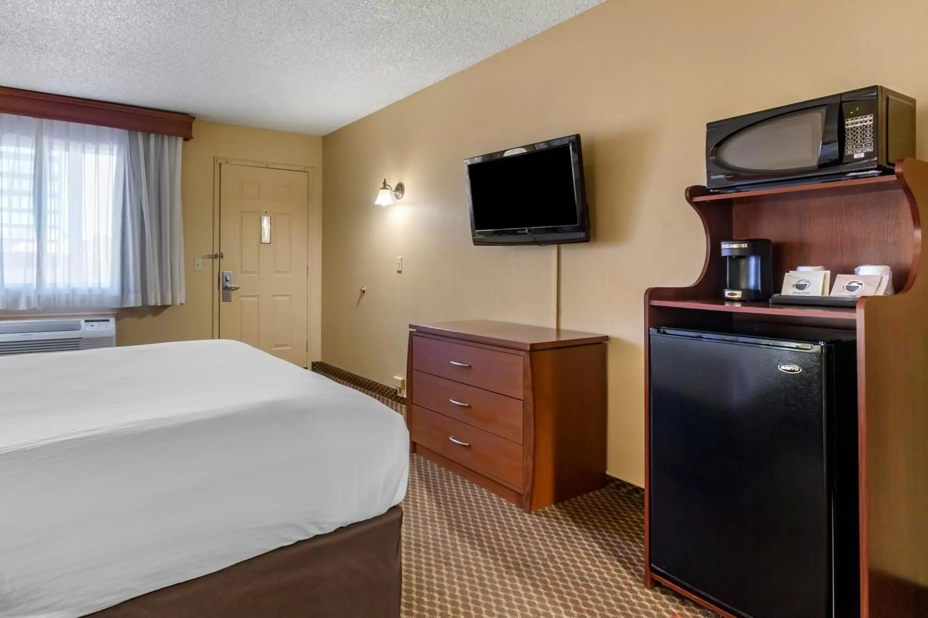 Bedroom, TV/Entertainment Center in Best Western Cottonwood Inn