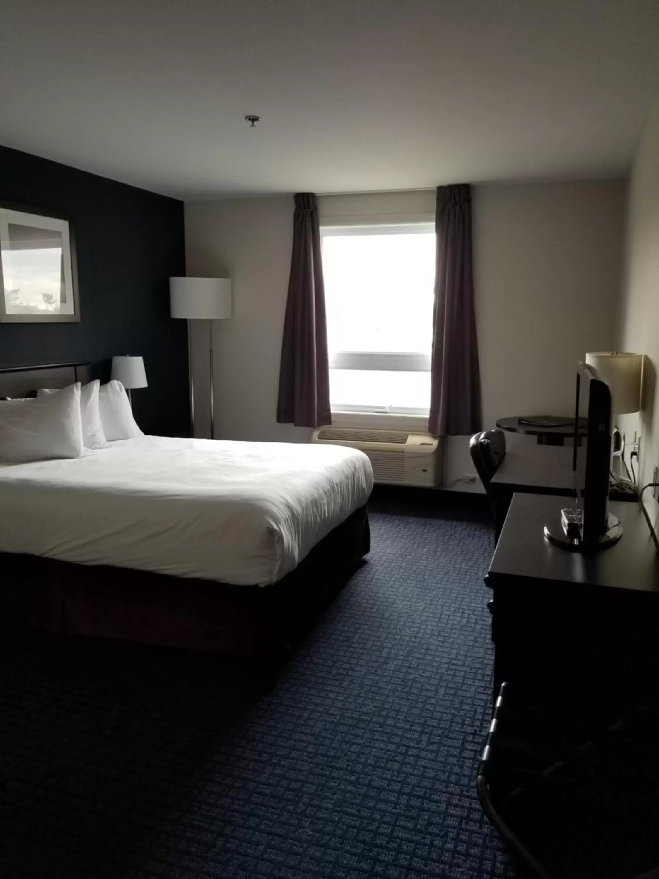 Queen Room - Disability Access - Non-Smoking in Super 8 by Wyndham Lachenaie/Terrebonne