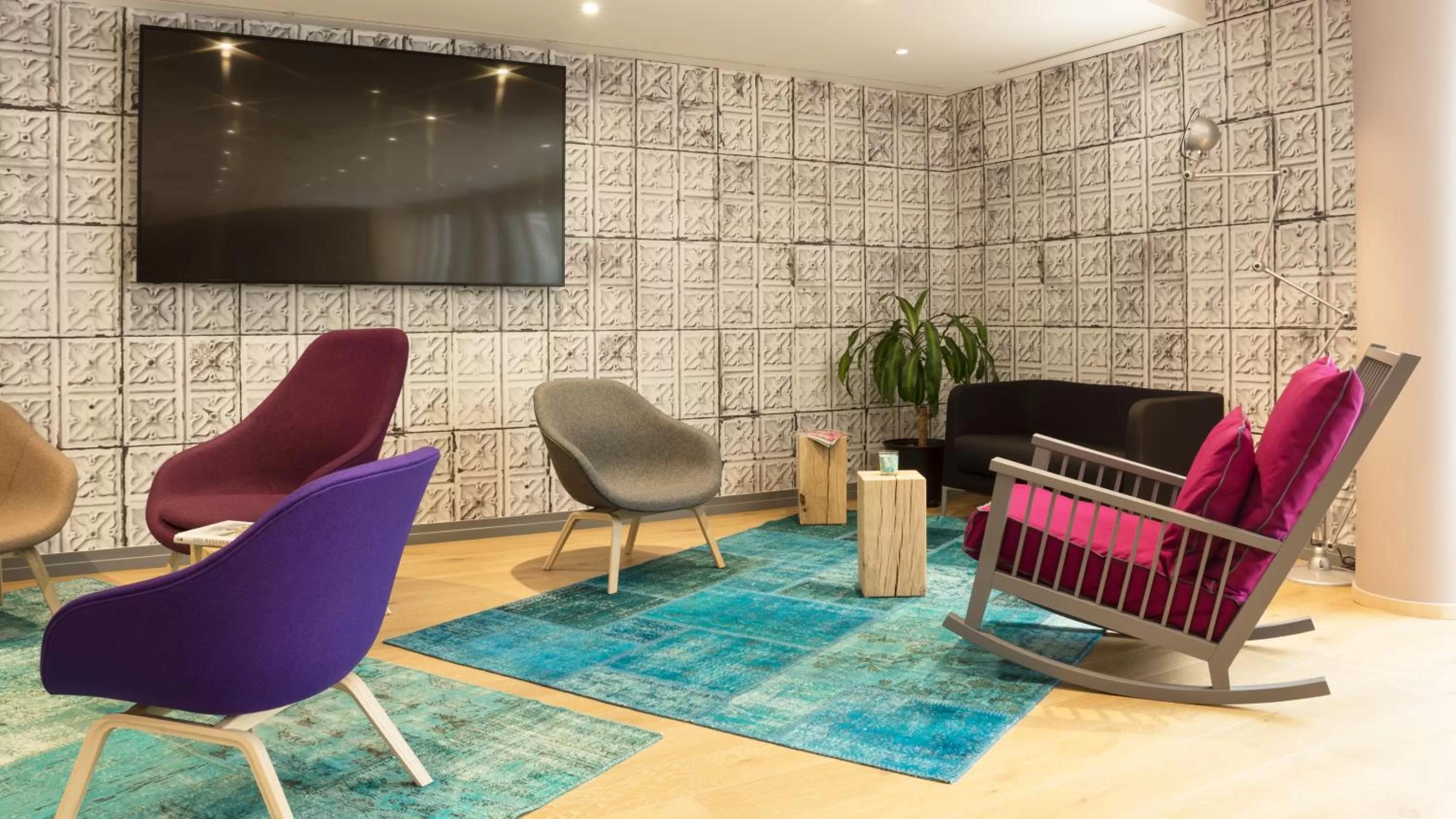 Communal lounge/ TV room in Campanile Tours Nord