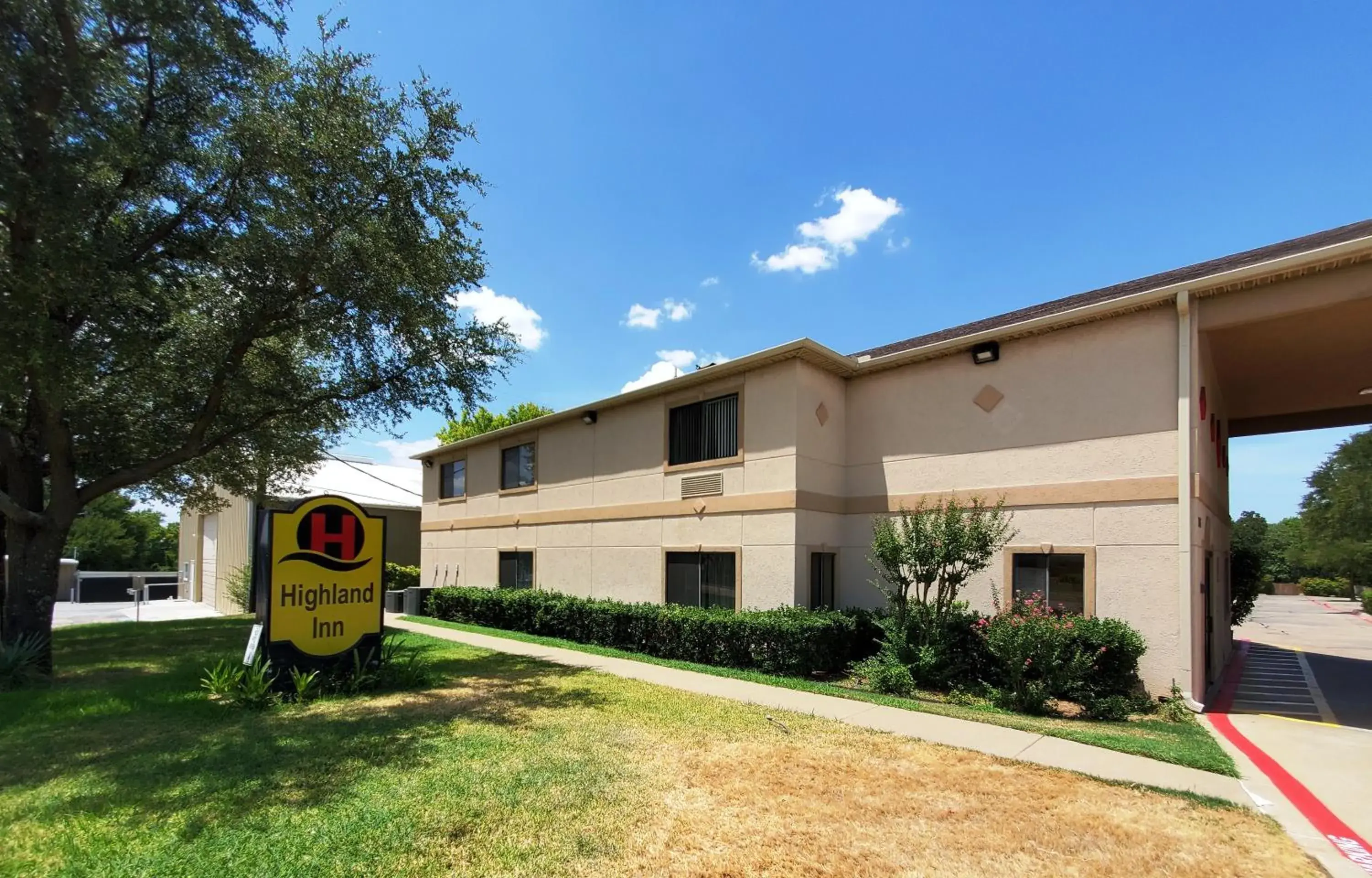 Property building in Highland Inn Property building in Highland Inn