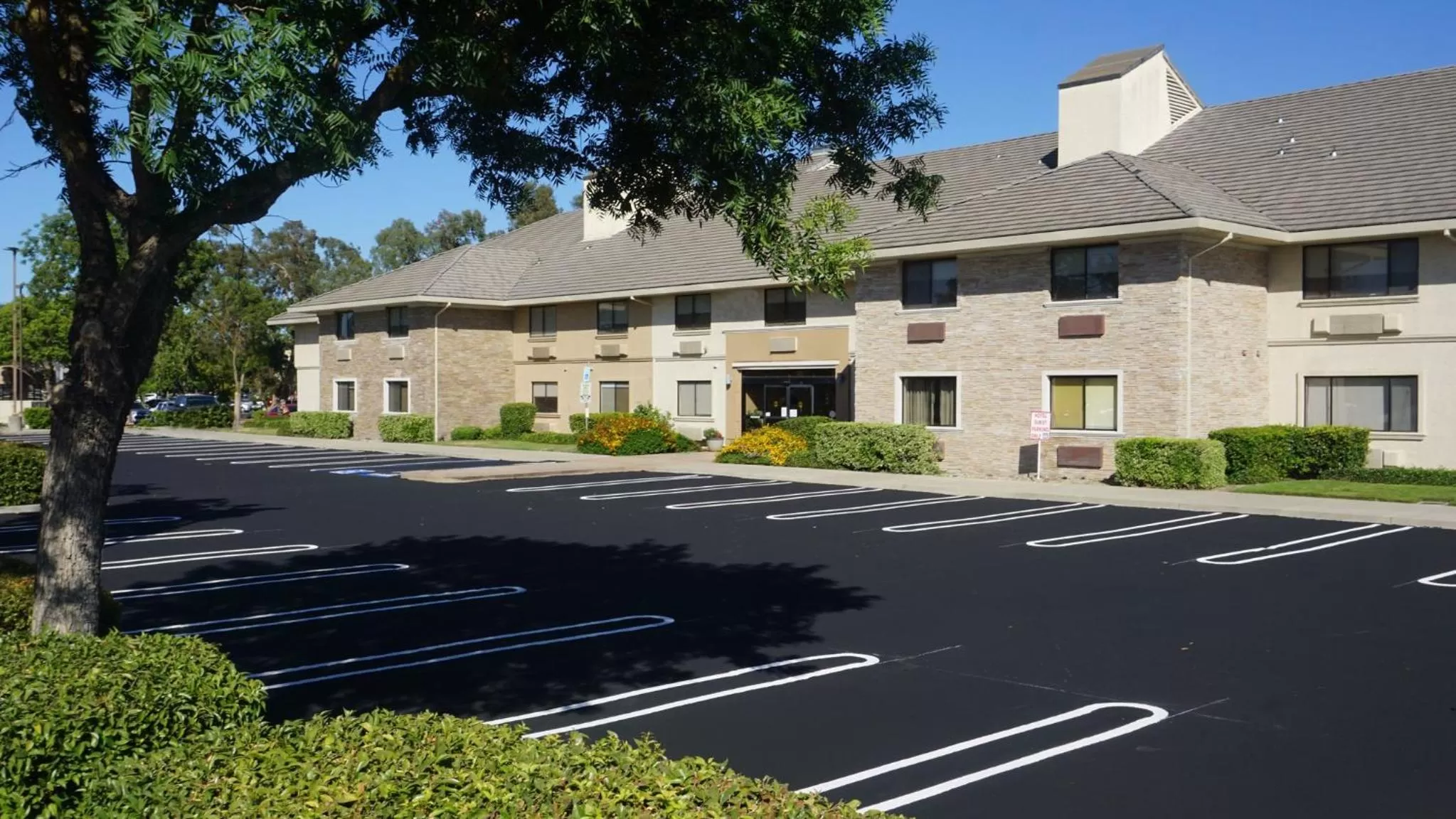 Property Building in Modesto Hotel - Gateway to Yosemite