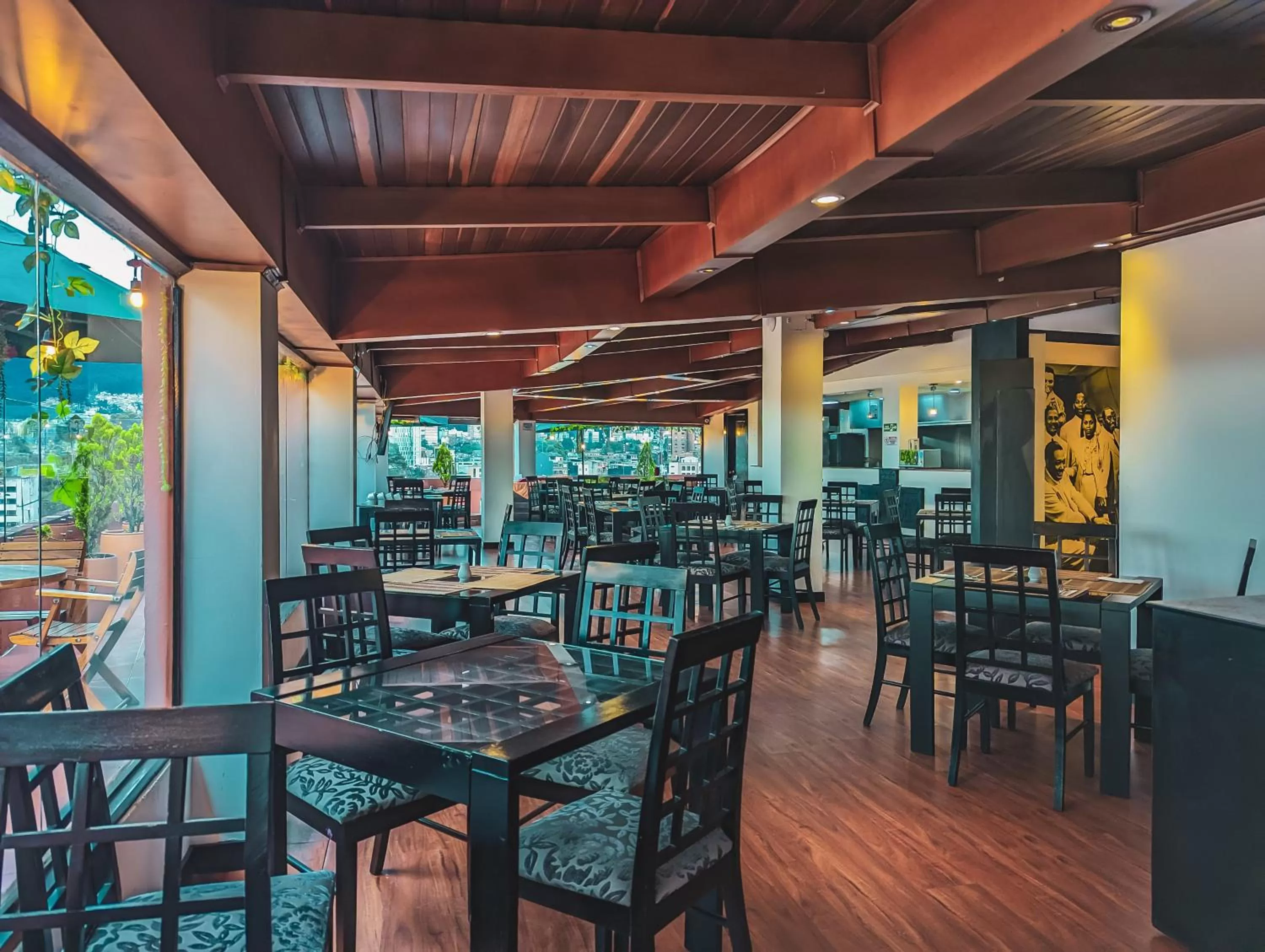 Restaurant/places to eat in Hotel Charlotte Suite 26