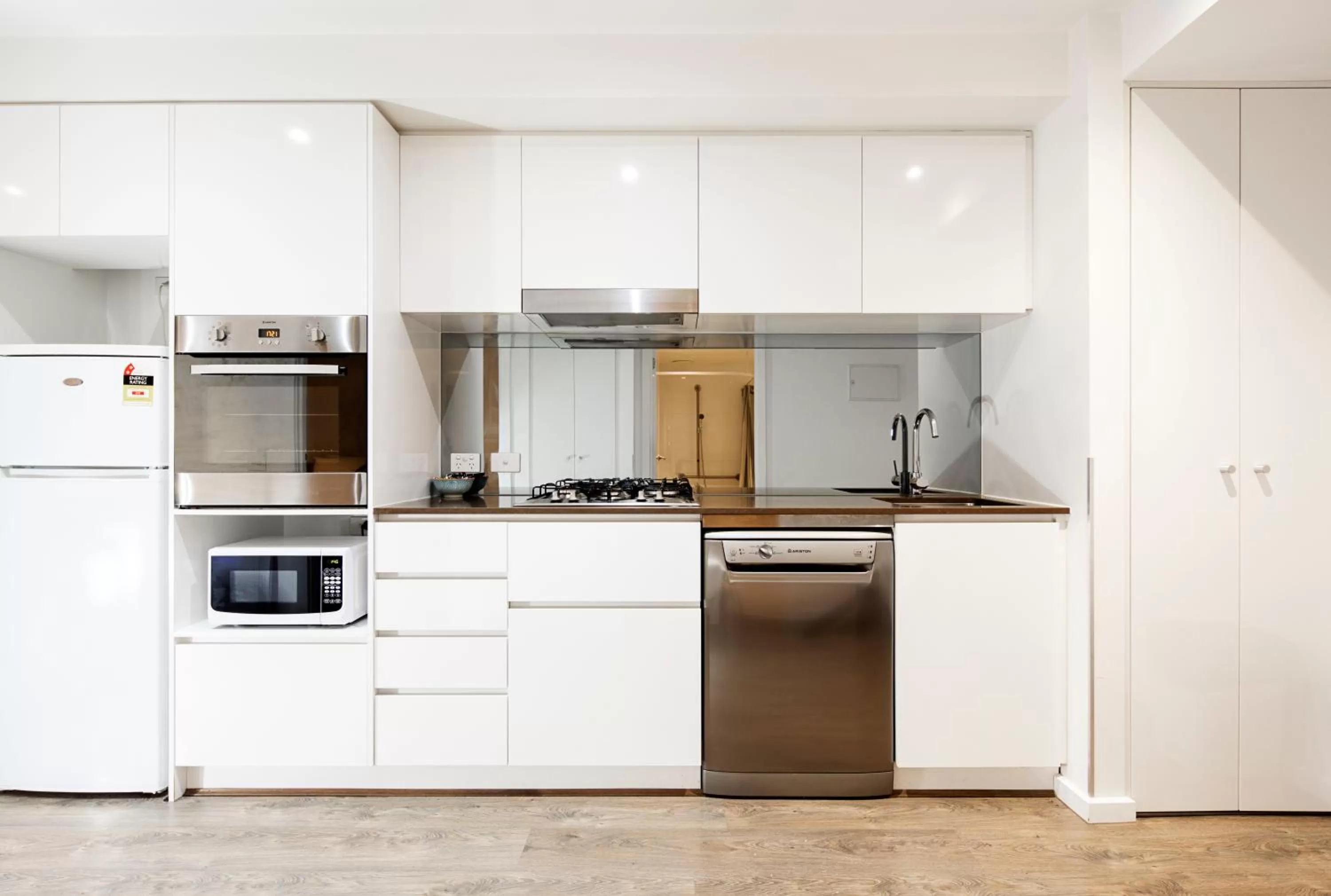 Kitchen or kitchenette in RNR Serviced Apartments North Melbourne