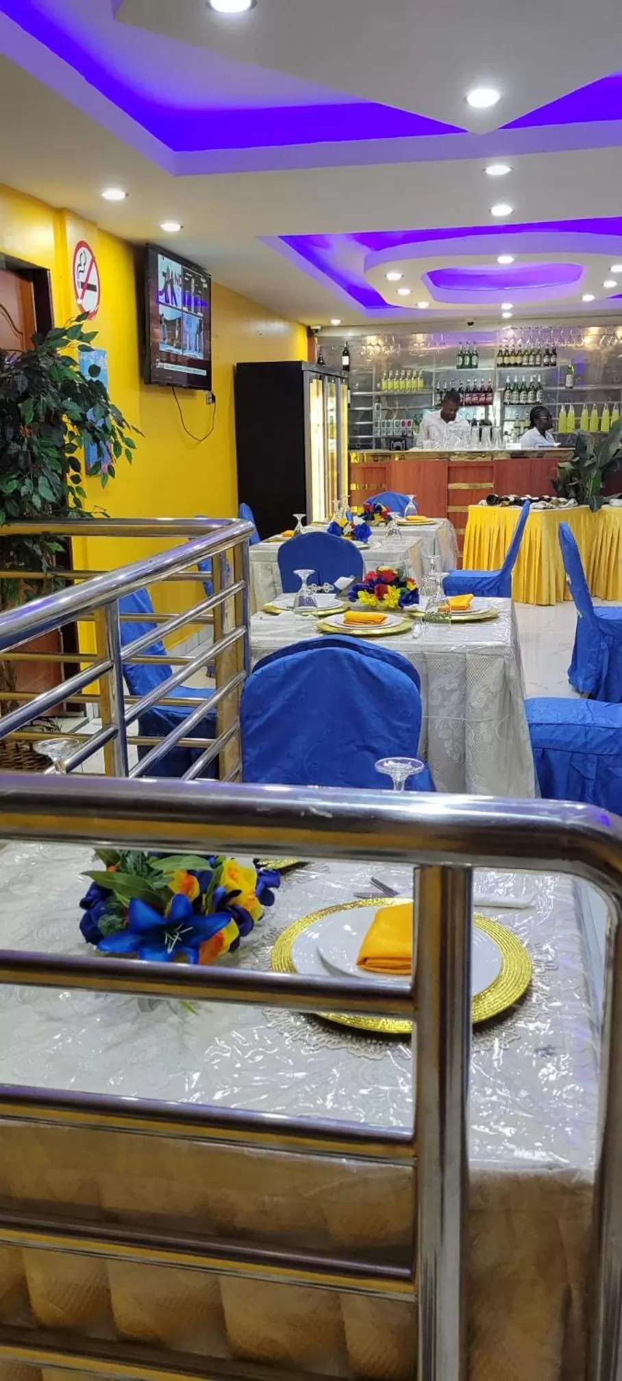 Restaurant/places to eat in Marriot Metropolitan Hotel