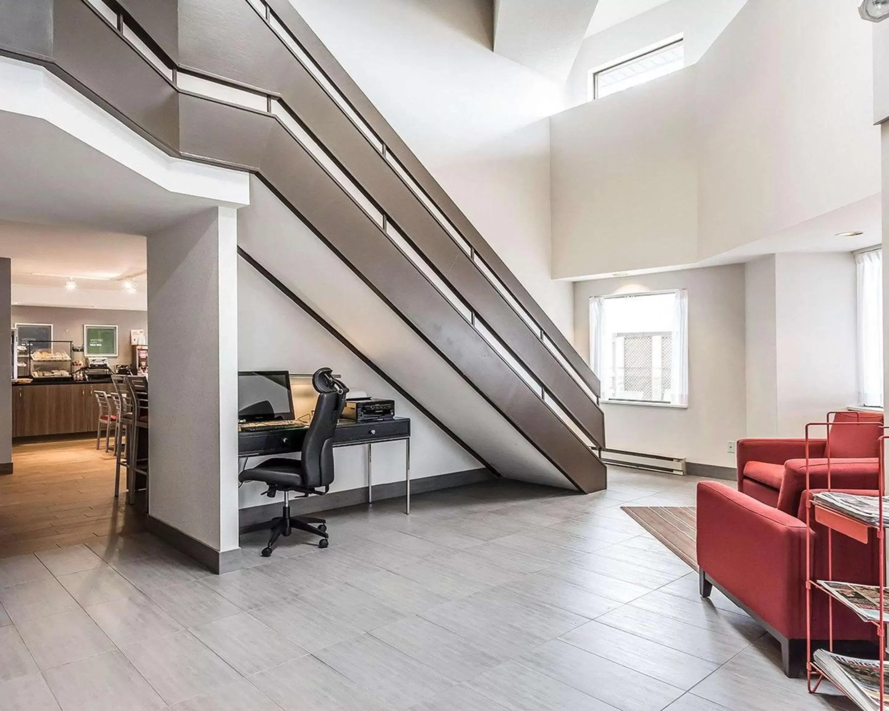 Lobby or reception, Seating Area in Comfort Inn Chicoutimi