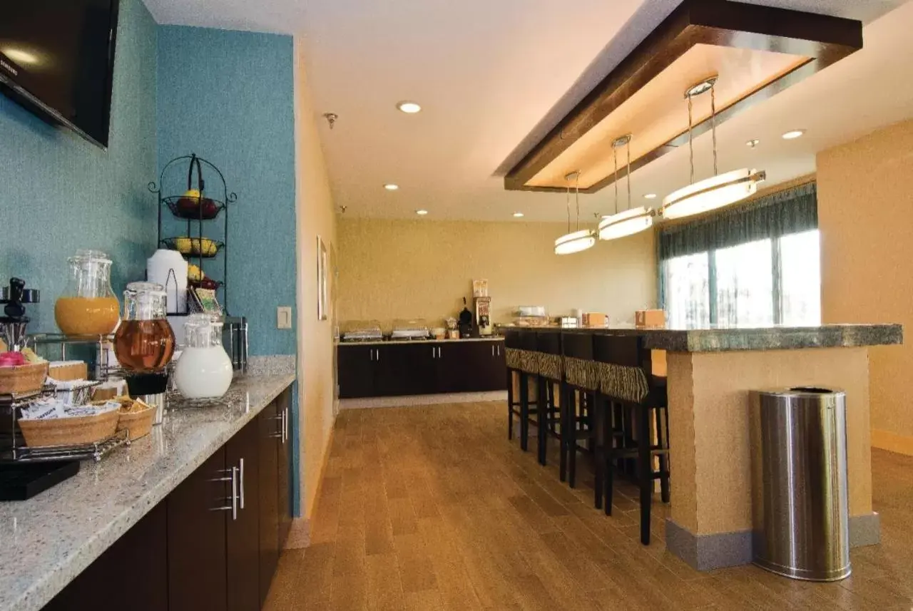 Dining area, Kitchen/Kitchenette in La Quinta Inn & Suites by Wyndham Marysville