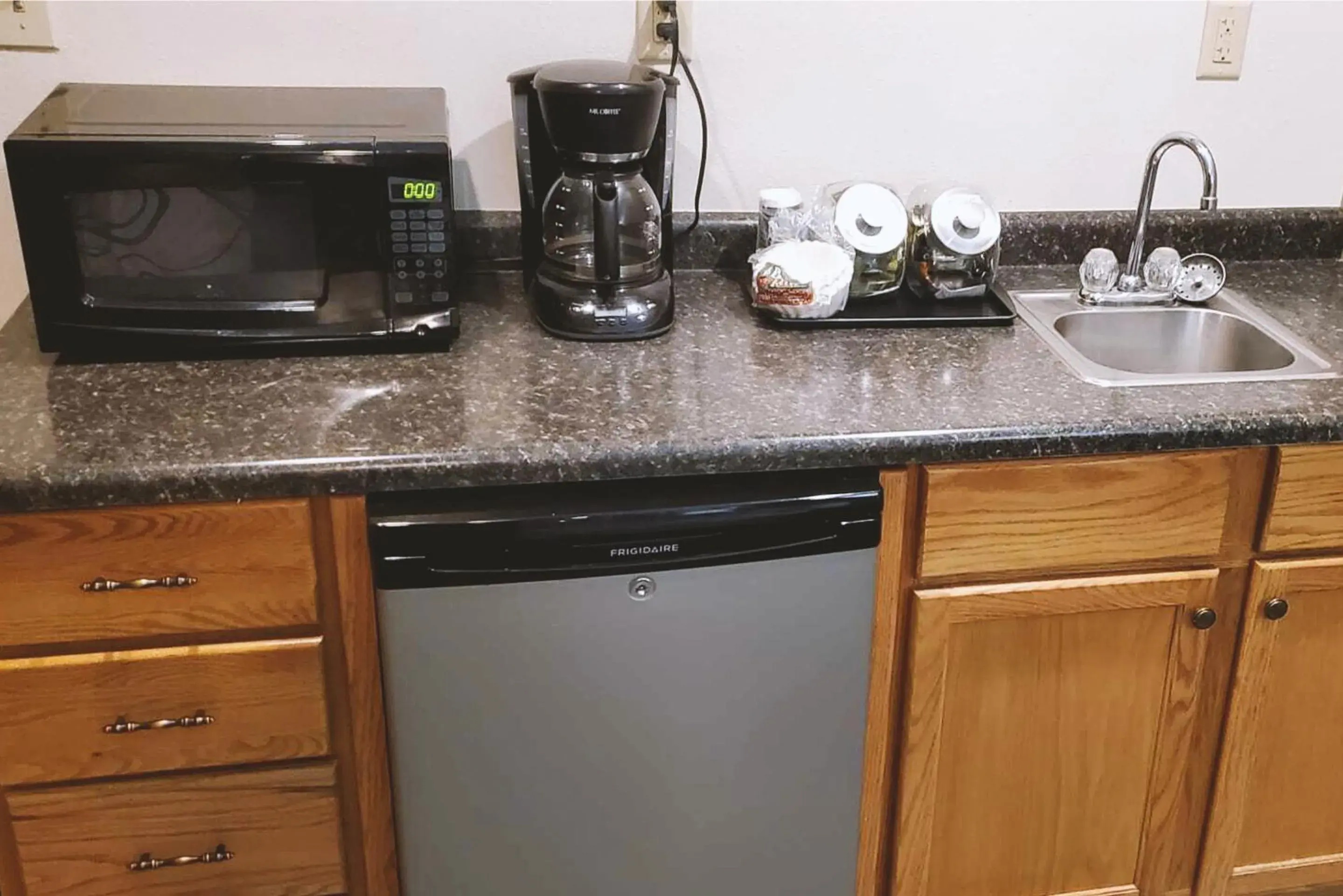 Coffee/tea facilities, Kitchen/Kitchenette in Coratel Inn & Suites by Jasper McCook