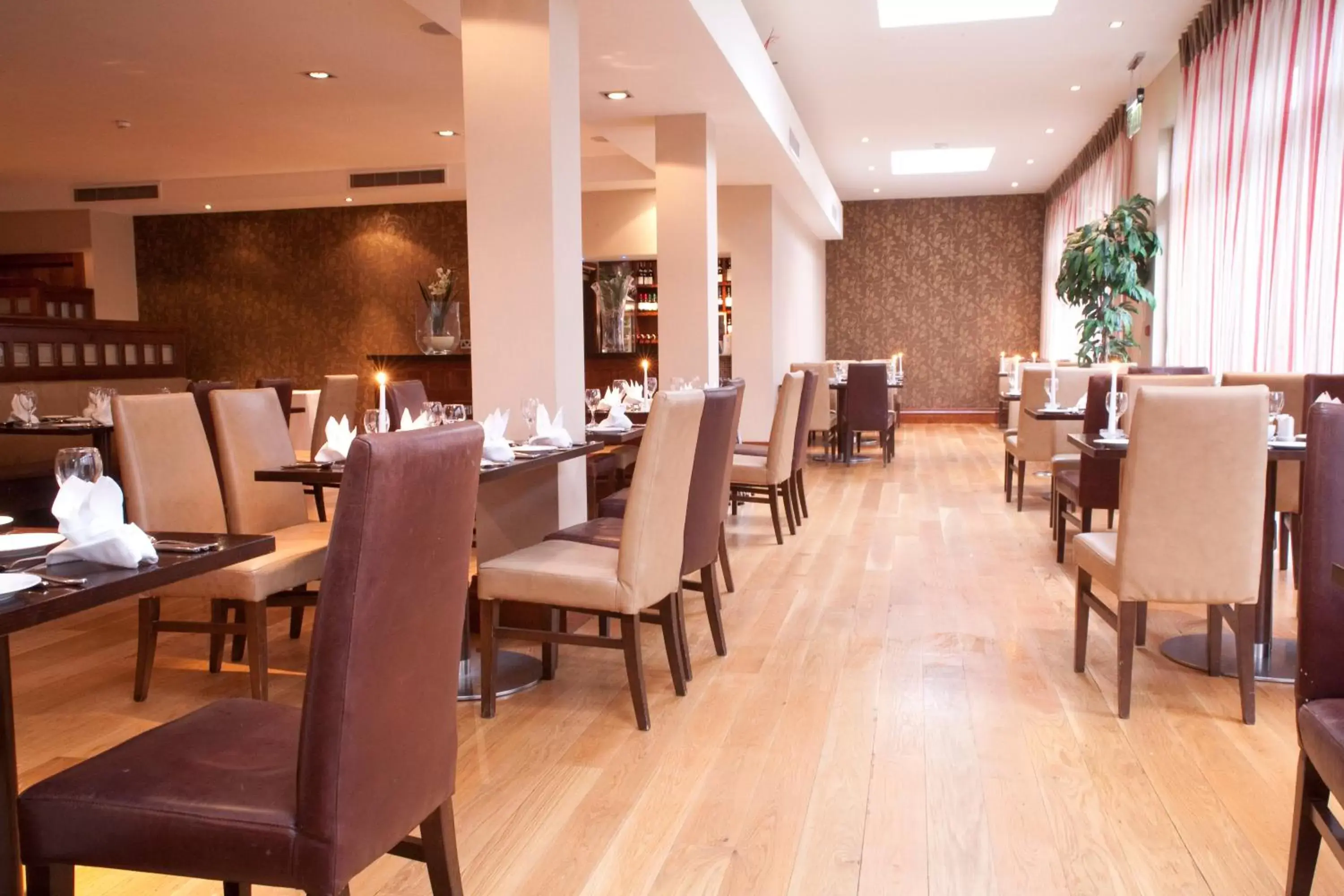 Restaurant/Places to Eat in Salthill Hotel