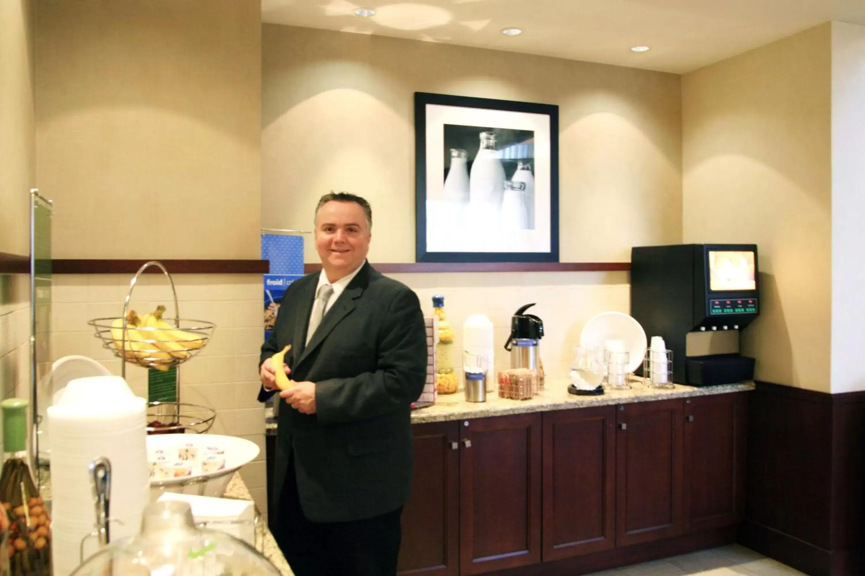 Dining area in Hampton Inn & Suites Laval