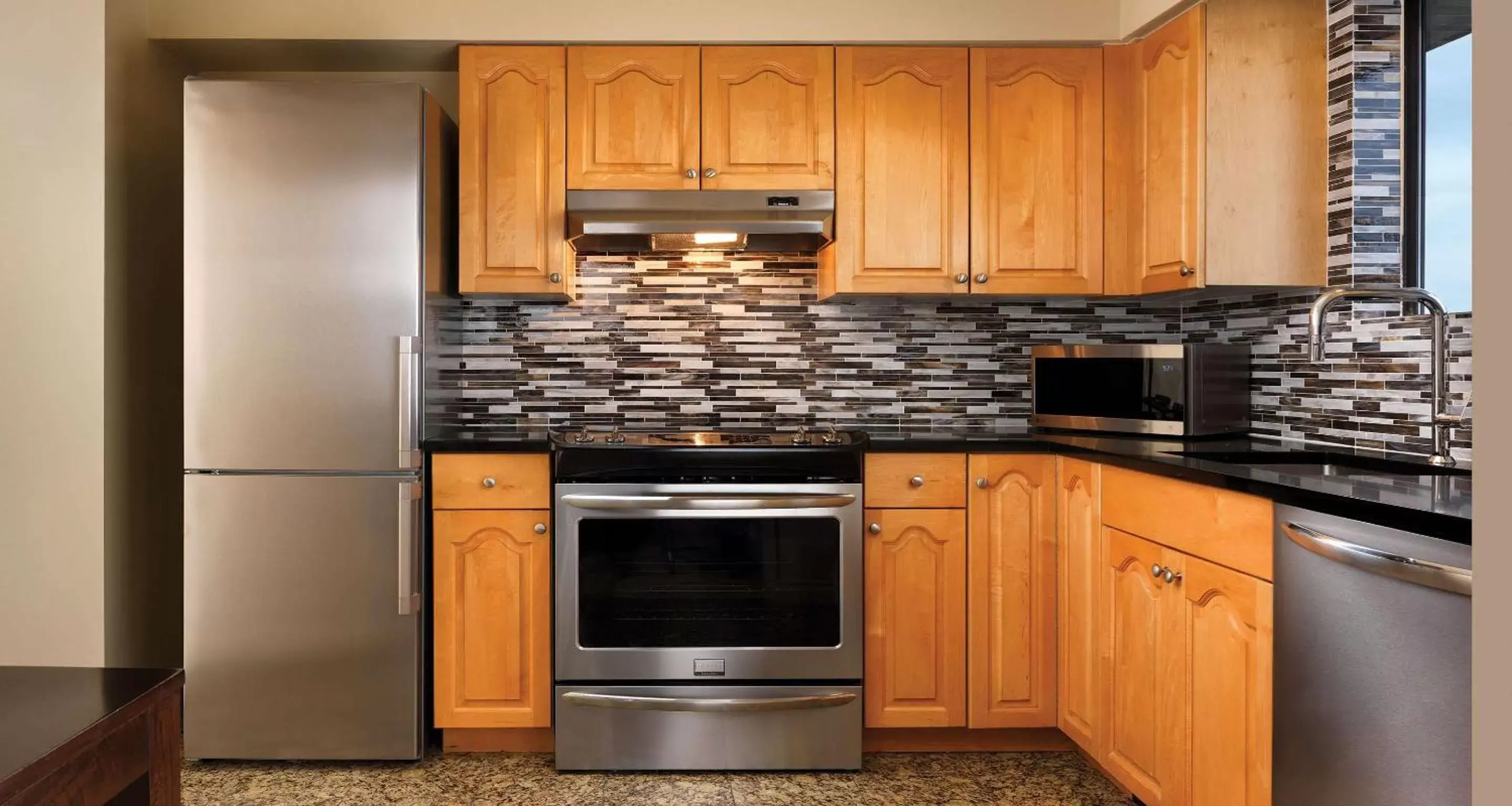 Photo of the whole room, Kitchen/Kitchenette in Best Western PLUS Inner Harbour Hotel