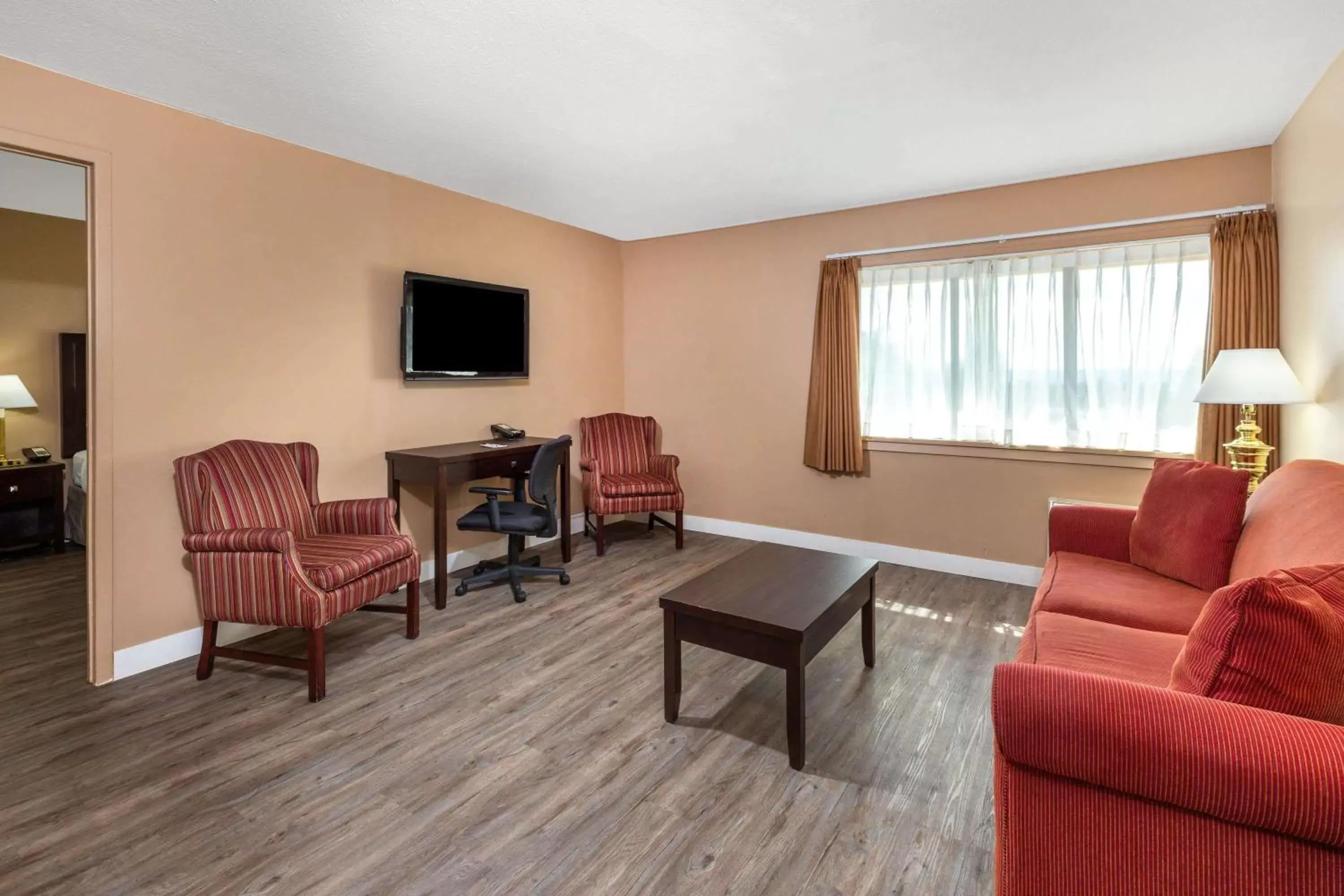 Photo of the whole room, Seating Area in Ramada by Wyndham Coquitlam