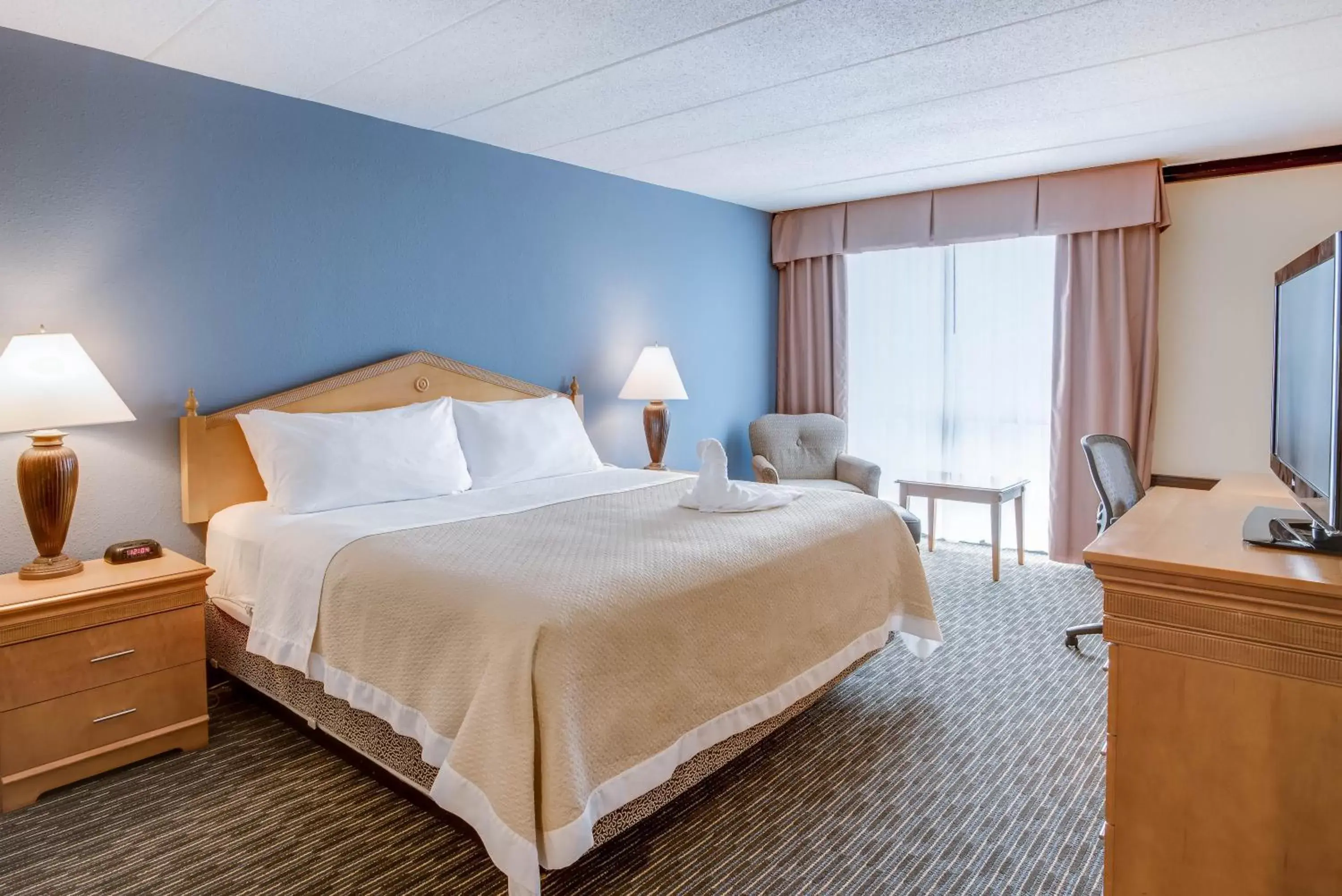 Photo of the whole room, Bed in Days Hotel by Wyndham Toms River Jersey Shore