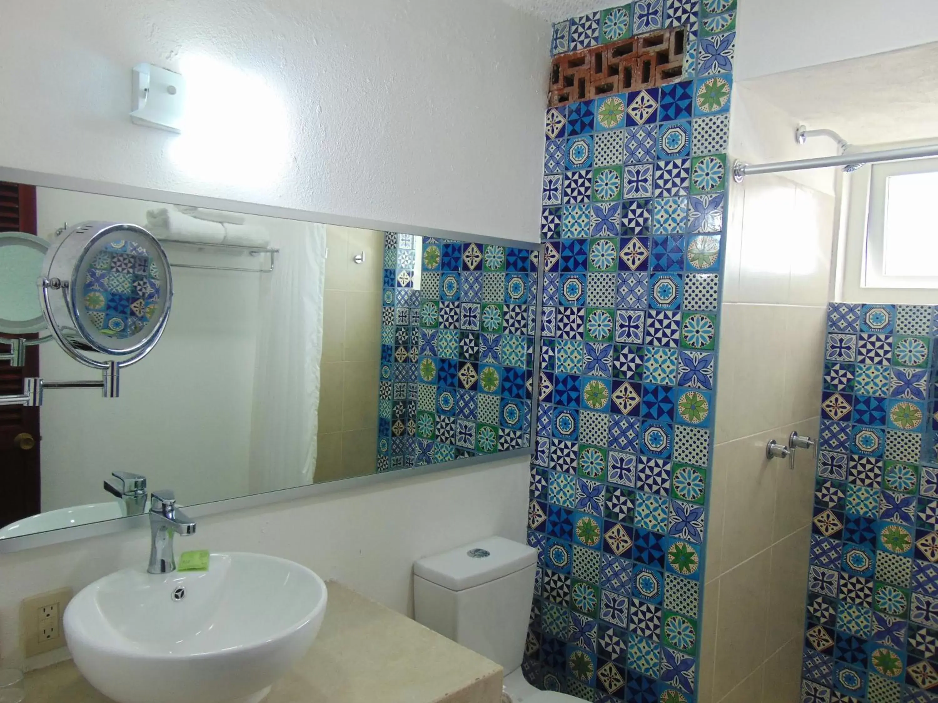 Property building, Bathroom in Hotel Rosita