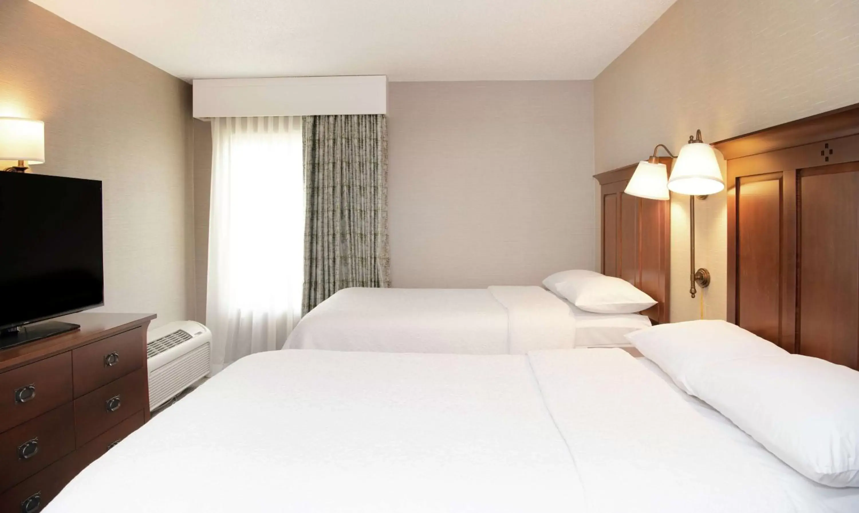 Bed in Hampton Inn & Suites Rochester/Victor