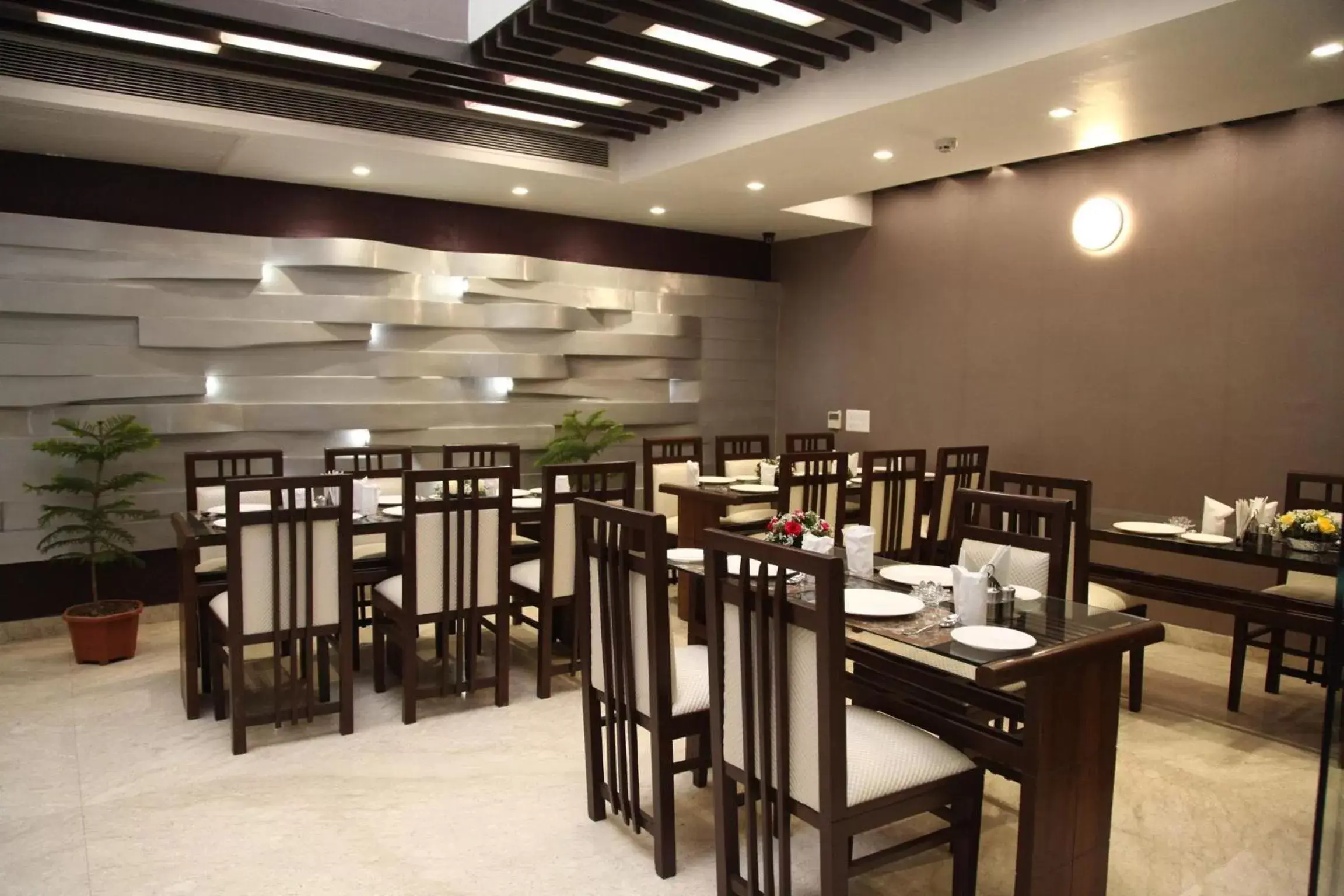 Restaurant/places to eat in Hotel Emerald Restaurant/places to eat in Hotel Emerald