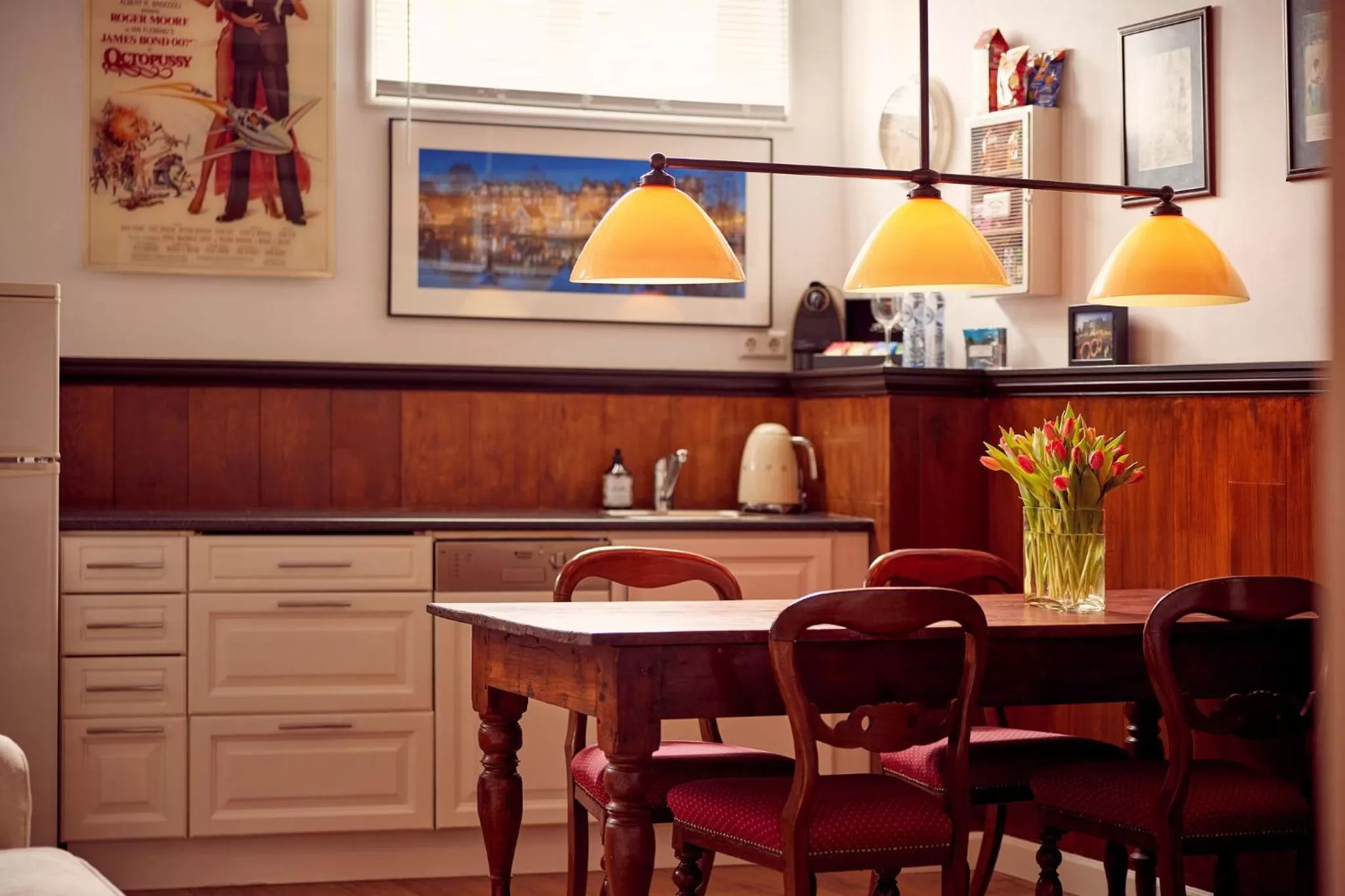 Dining area in Realeneiland Bed & Breakfast