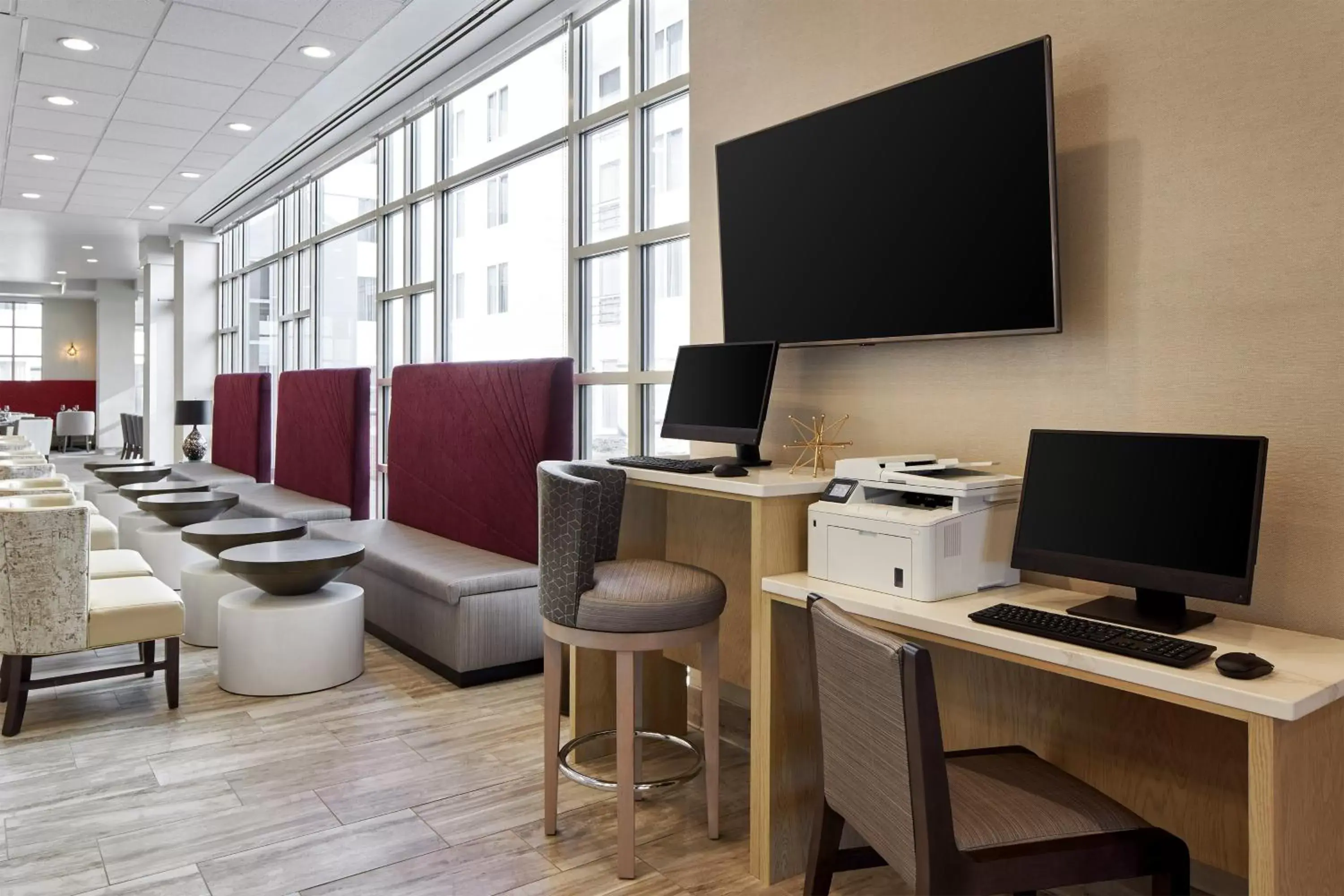 Meeting/conference room, TV/Entertainment Center in Sheraton Richmond Airport Hotel