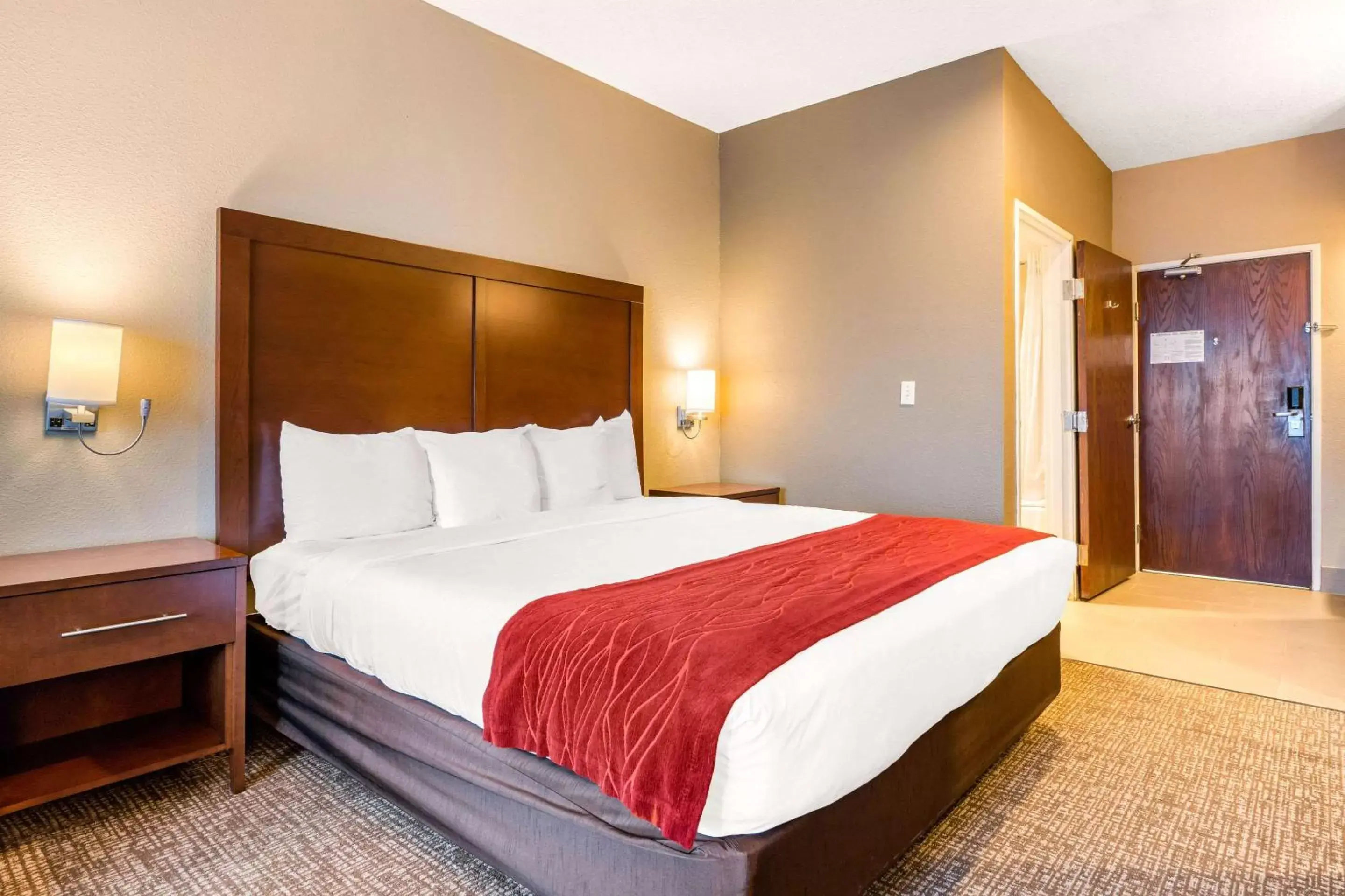 Photo of the whole room, Bed in Comfort Inn Lathrop Stockton Airport